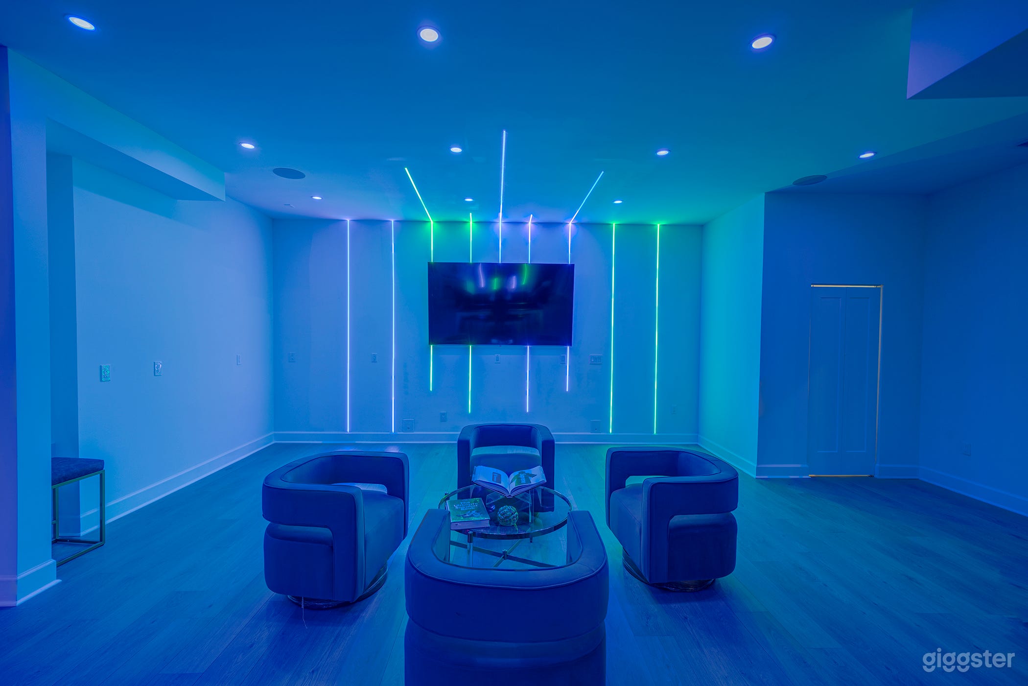 Modern Home On The River Photo 4