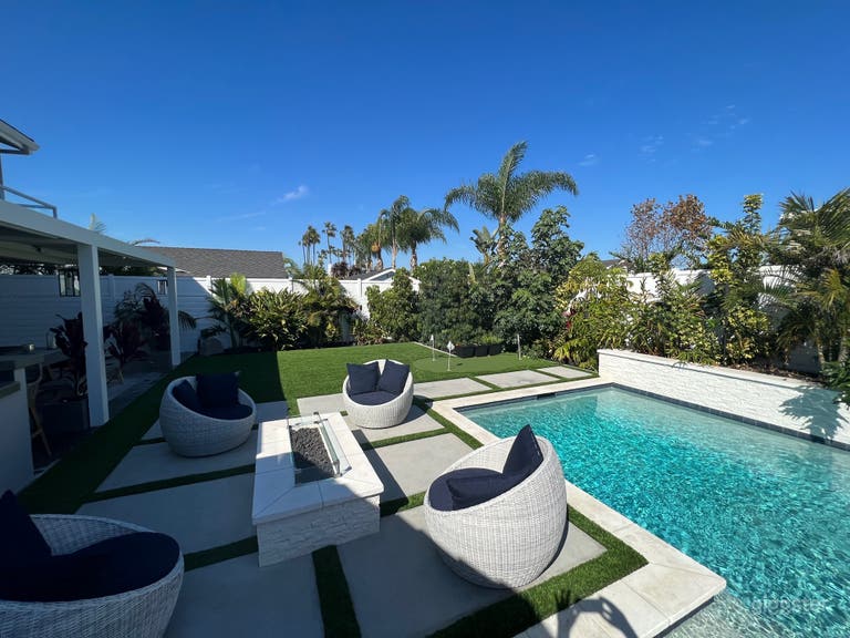  Stunning Backyard location in Huntington Beach 