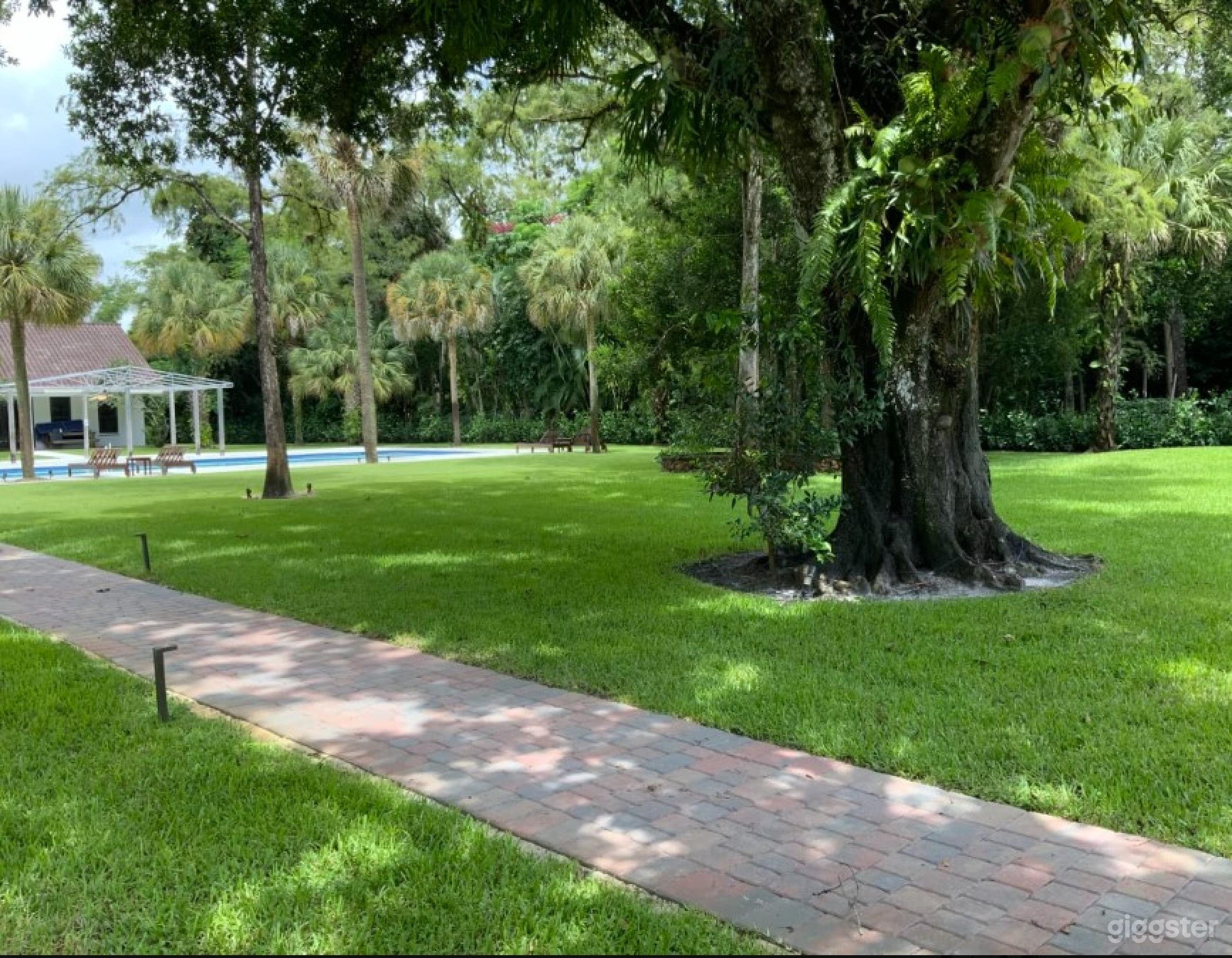 Majestic Garden And Pool For Film And Production Photo 4