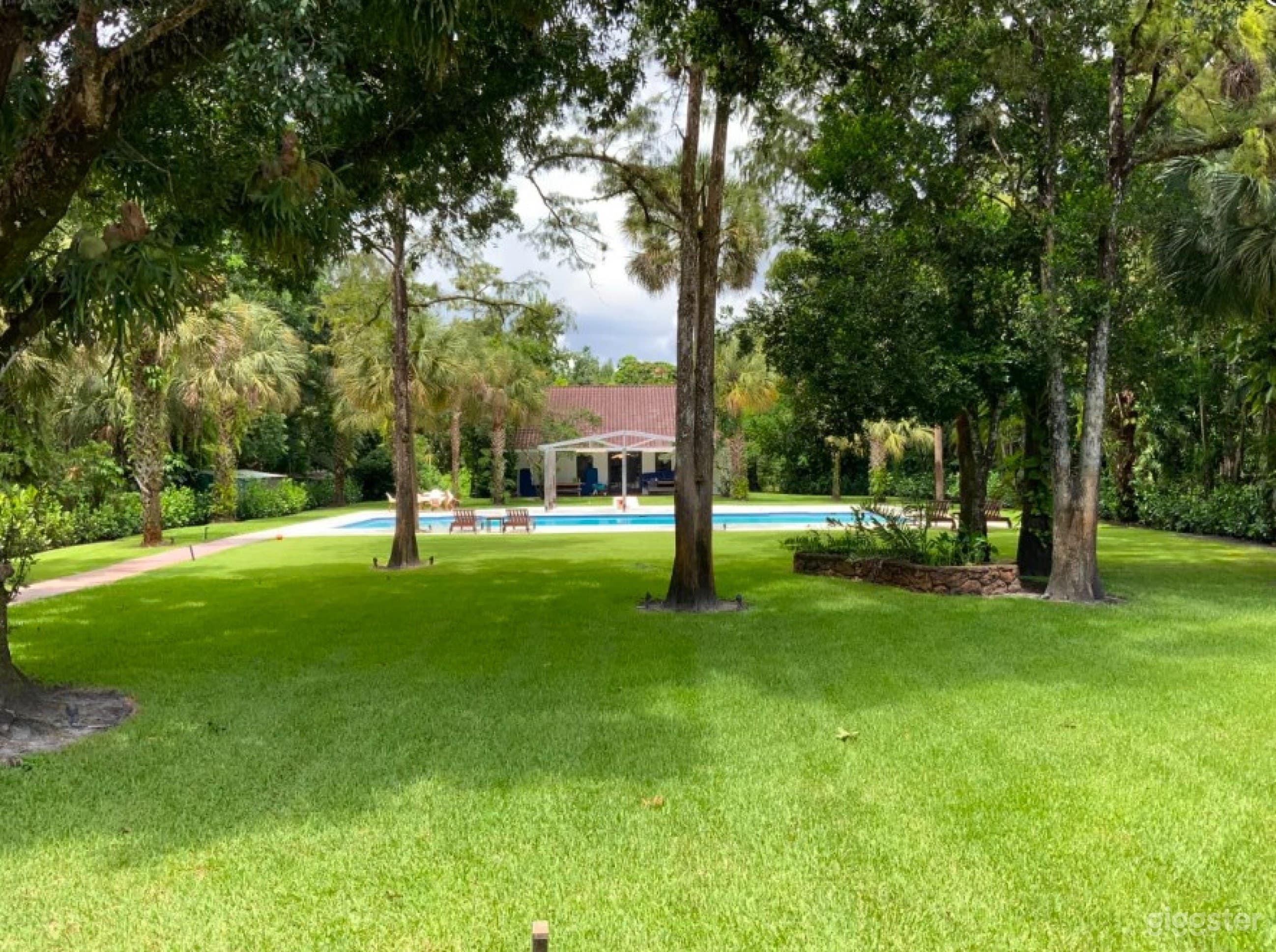 Majestic Garden And Pool For Film And Production Photo 1