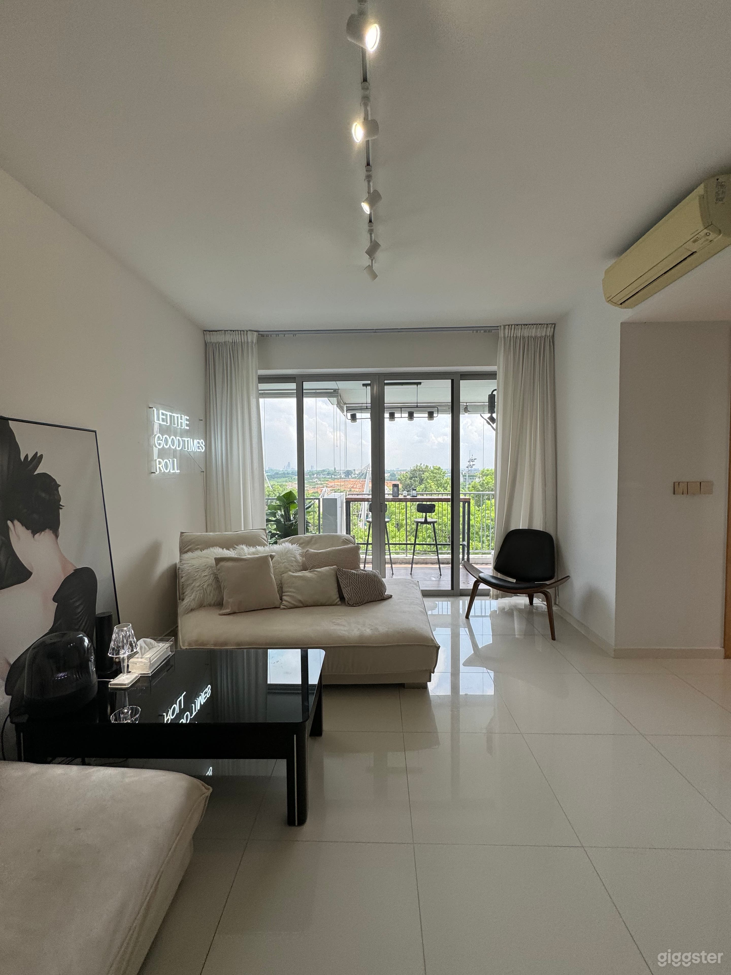 Minimalist and Modern House Photo 1