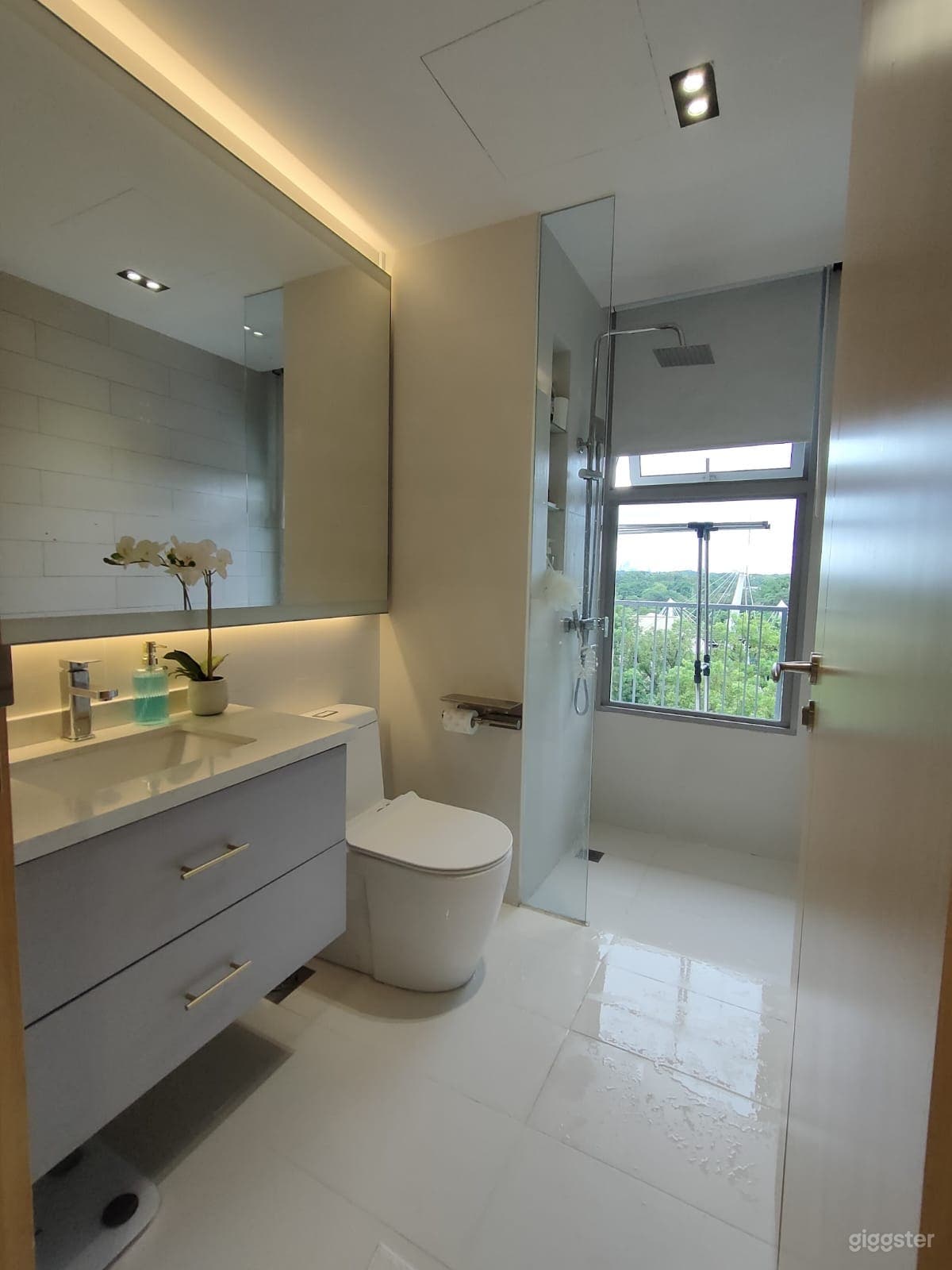 Minimalist and Modern House Photo 4