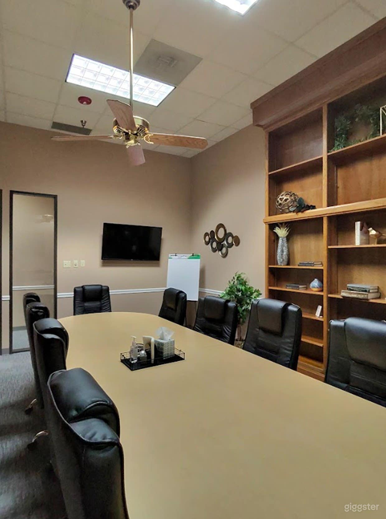 Traditional Conference Meeting Room/ Hub Photo 3