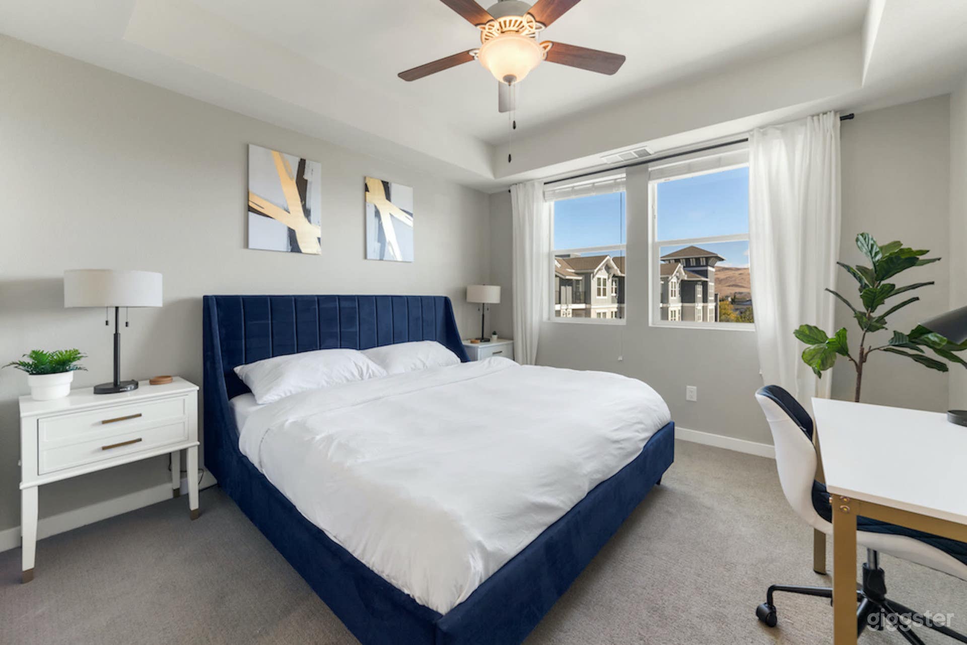 Designer Apt. with Jacuzzi, Pool & Mountain Views Photo 4