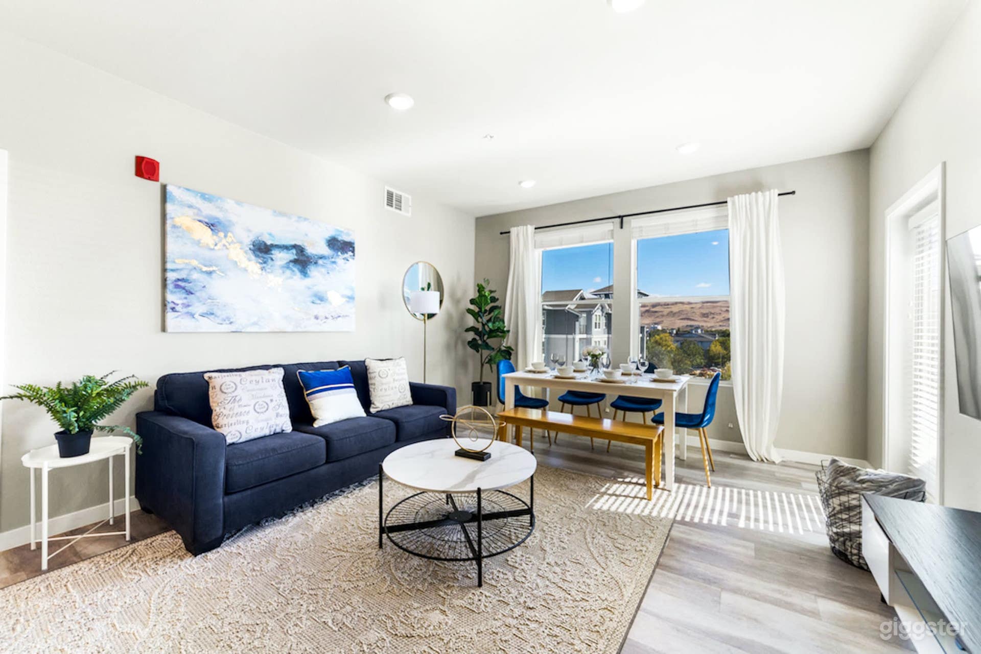 Designer Apt. with Jacuzzi, Pool & Mountain Views Photo 1