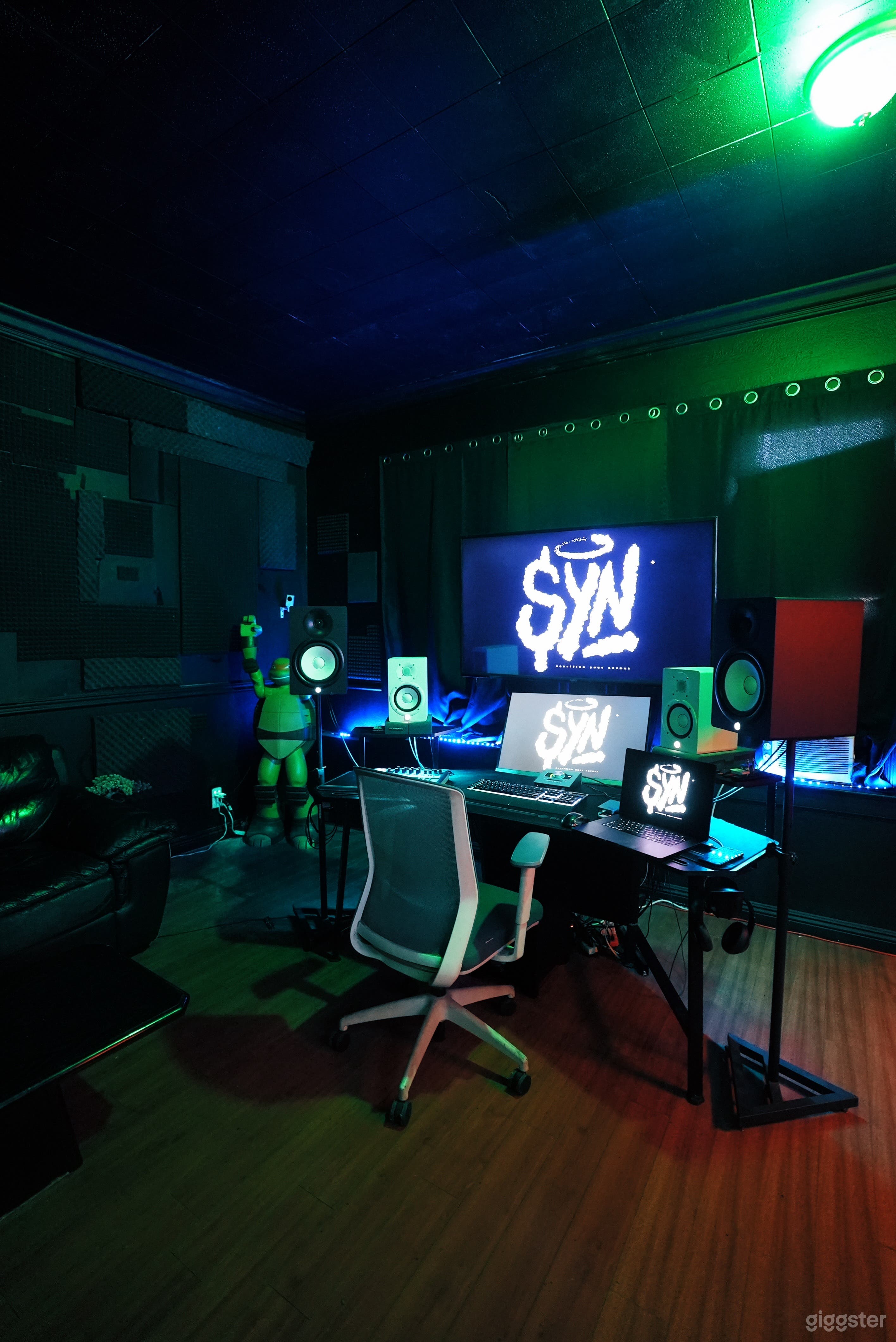 PRIVATE Hollywood Recording Studio W/Booth Photo 1