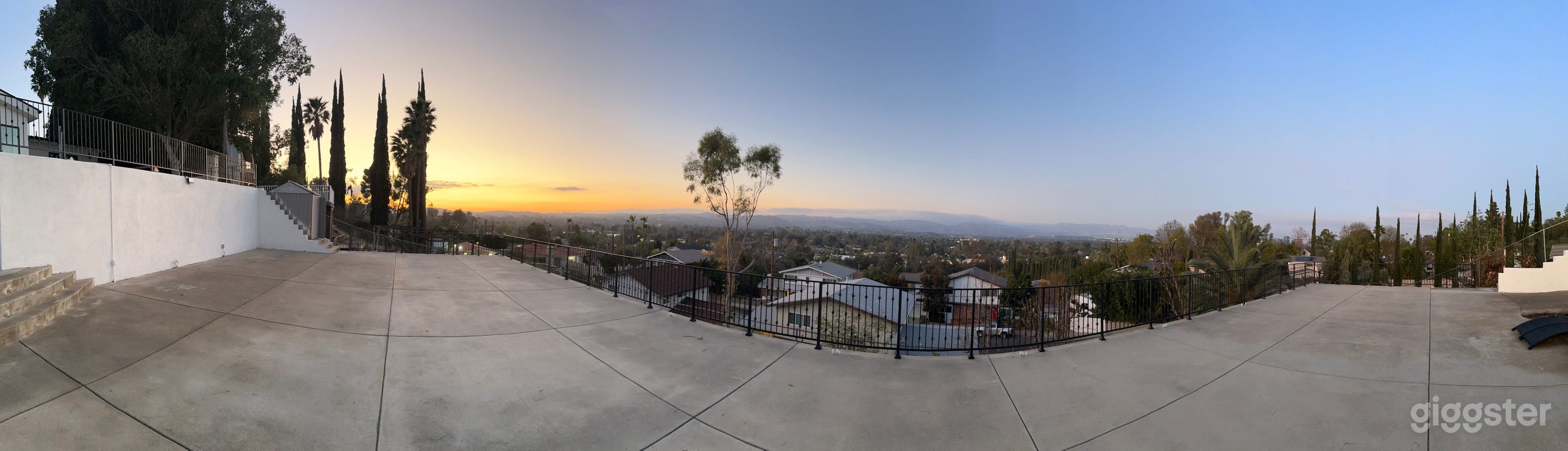Mid Century Modern House W Open Floor W City Views Photo 3
