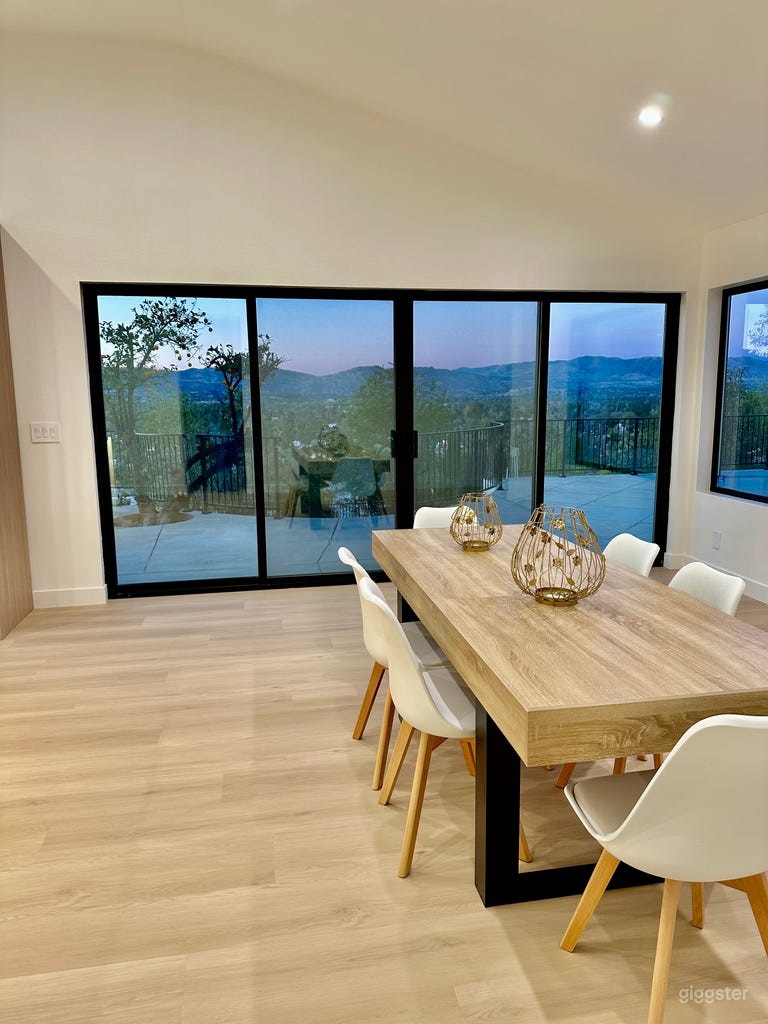  Casa Moderna de Medio Siglo con Planta Abierta y Vistas a la Ciudad 