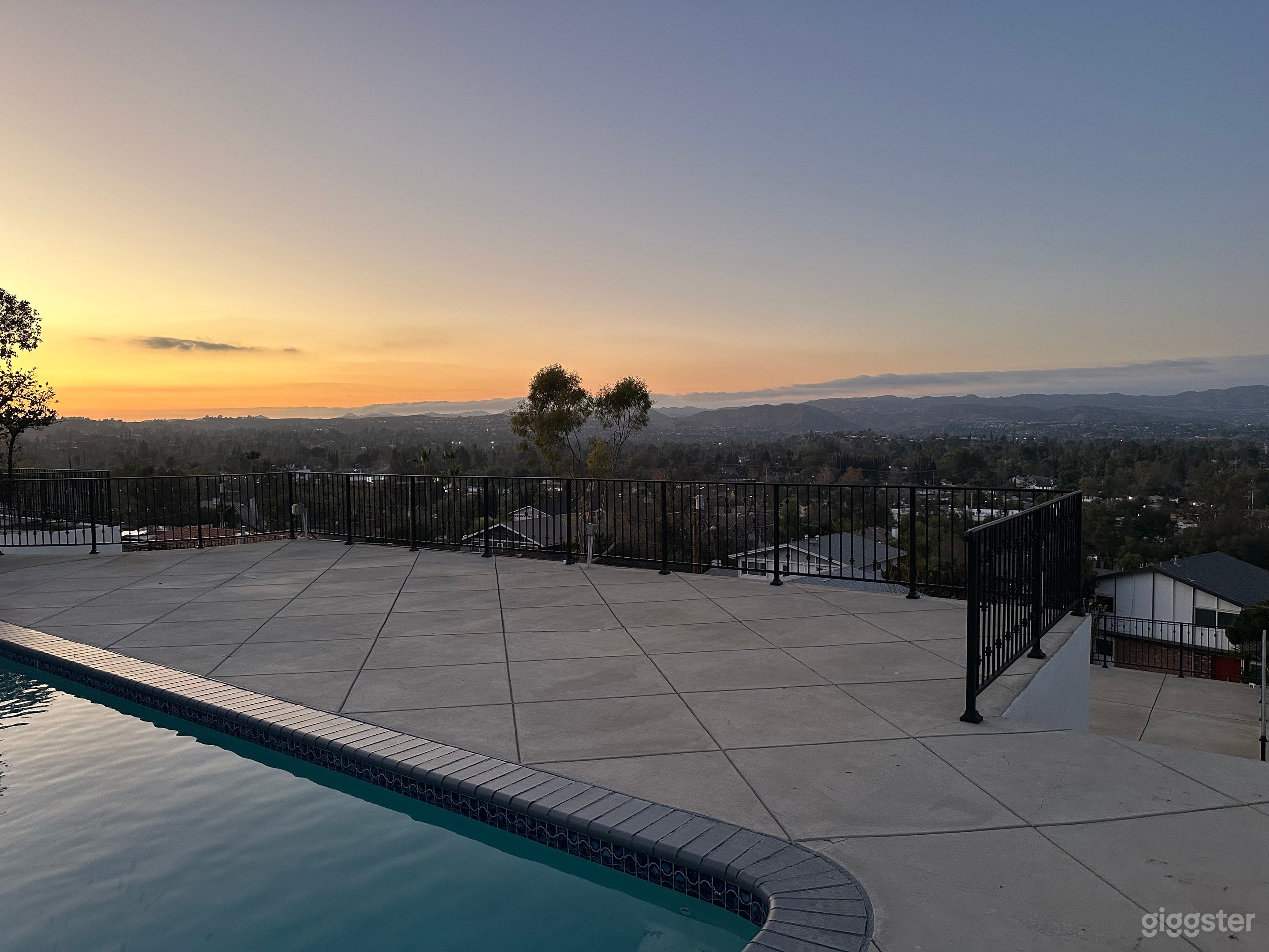 Mid Century Modern House W Open Floor W City Views Photo 4