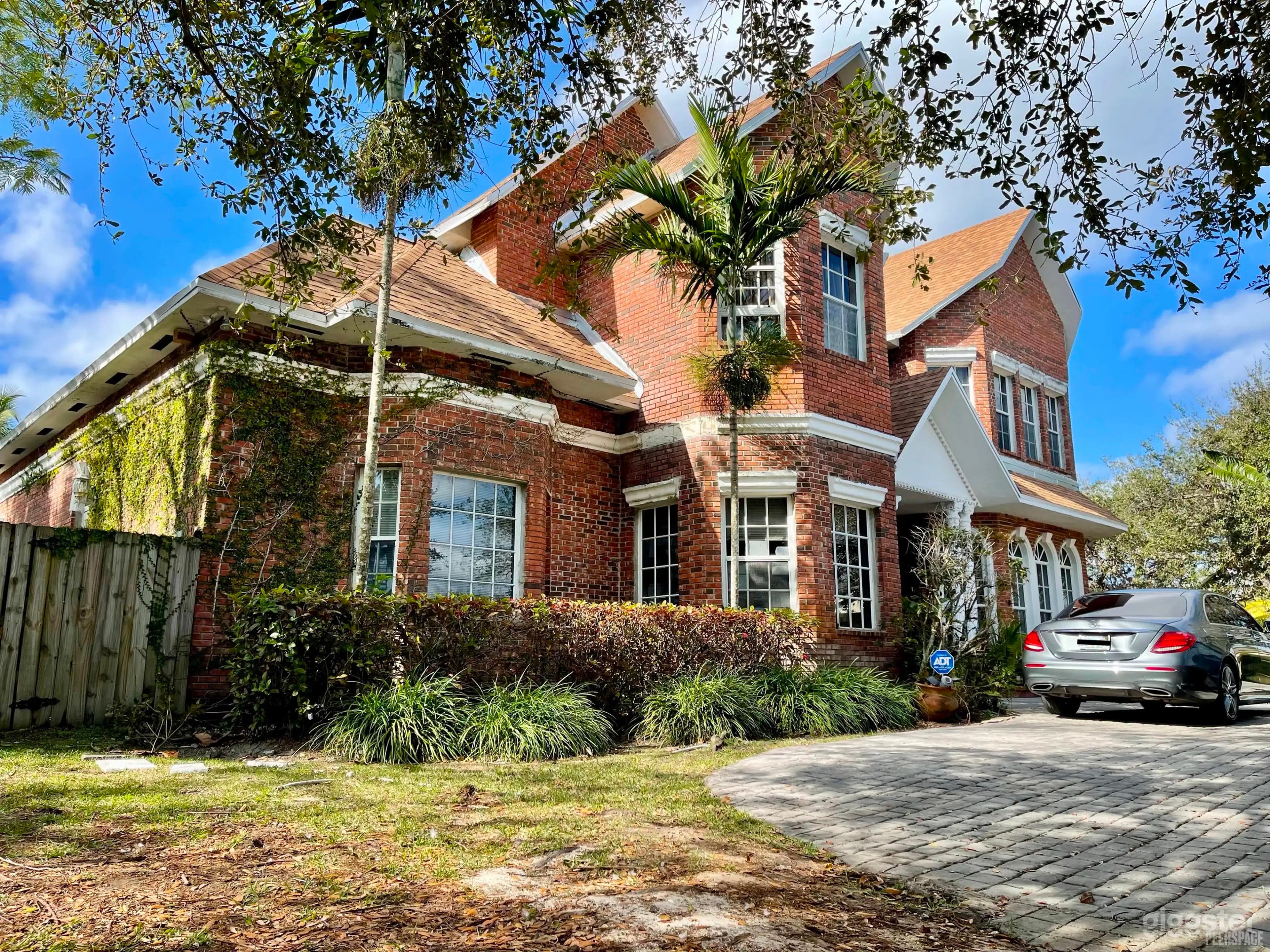 Brick Estate and Garden near The Falls Photo 2