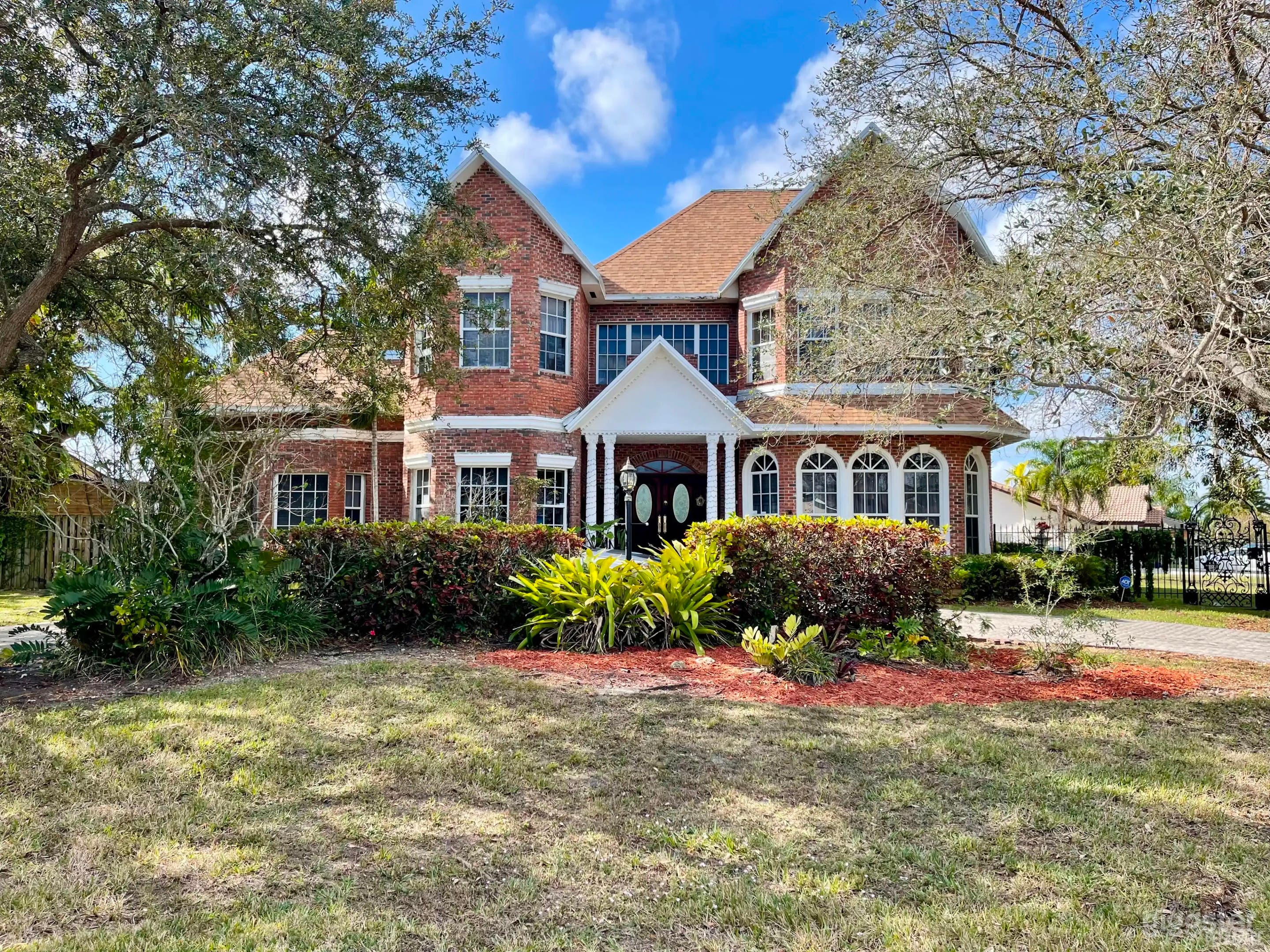 Brick Estate and Garden near The Falls Photo 3