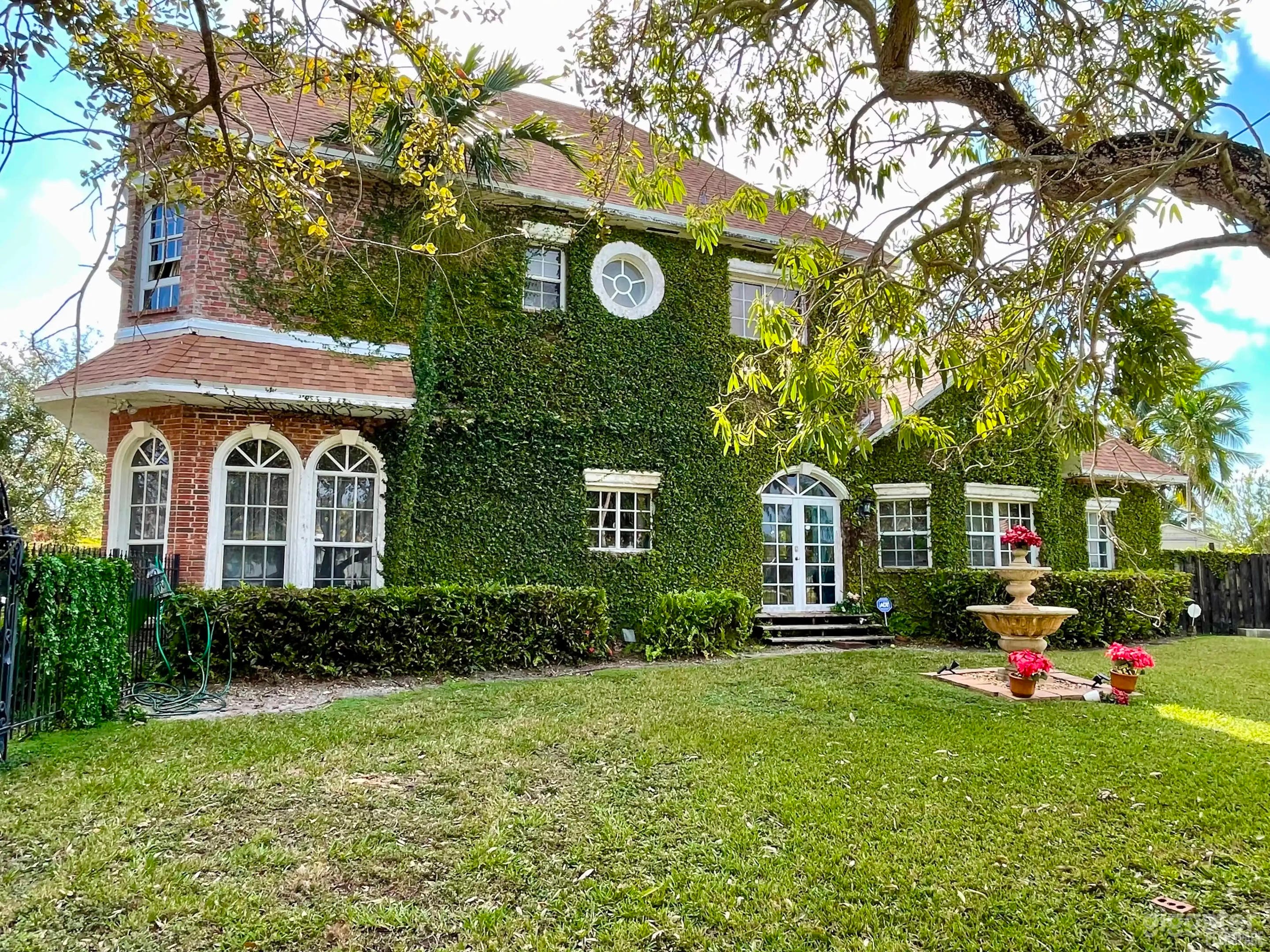 Brick Estate and Garden near The Falls Photo 1