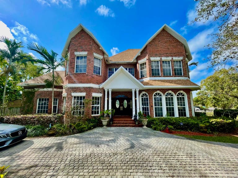  Brick Estate and Garden near The Falls 