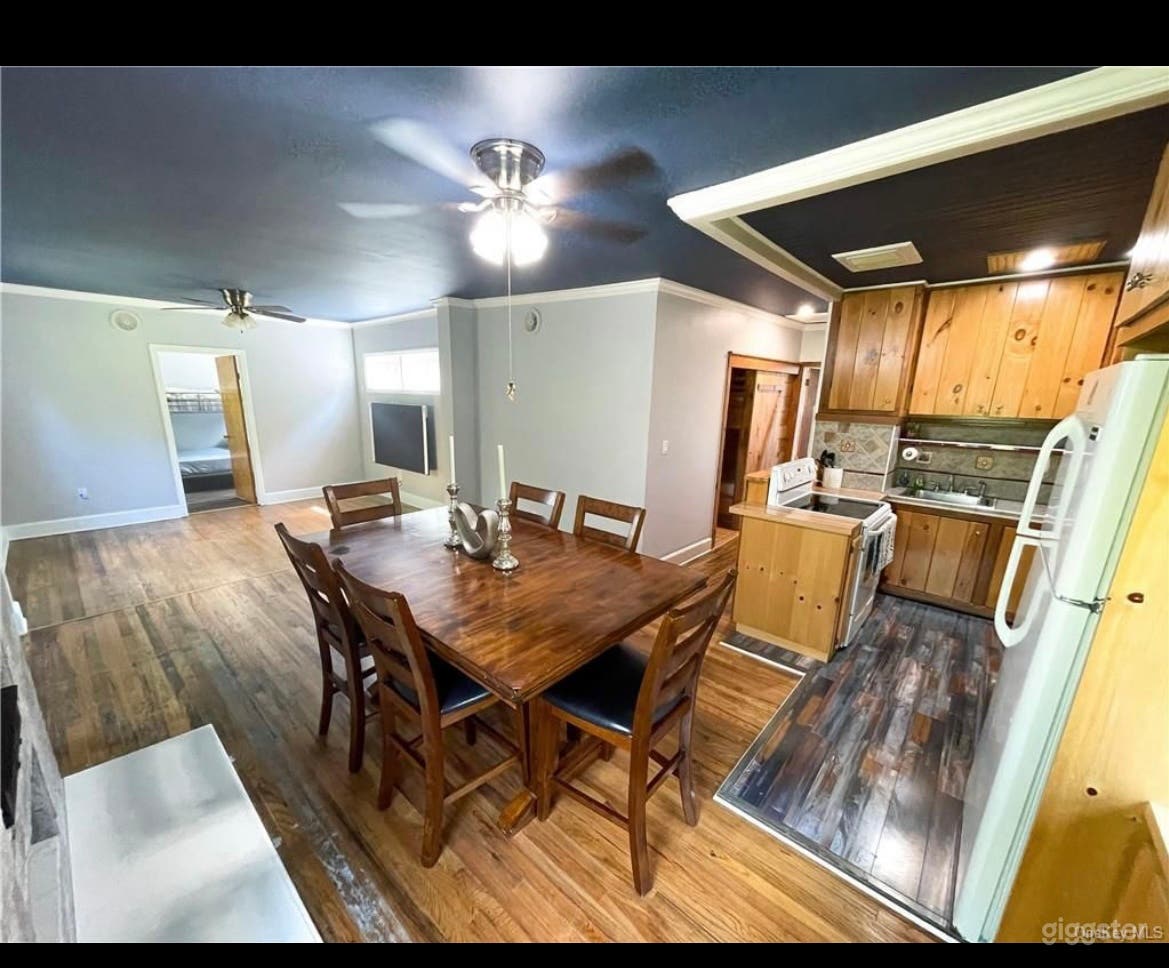 Beautiful Log Cabin Photo 4