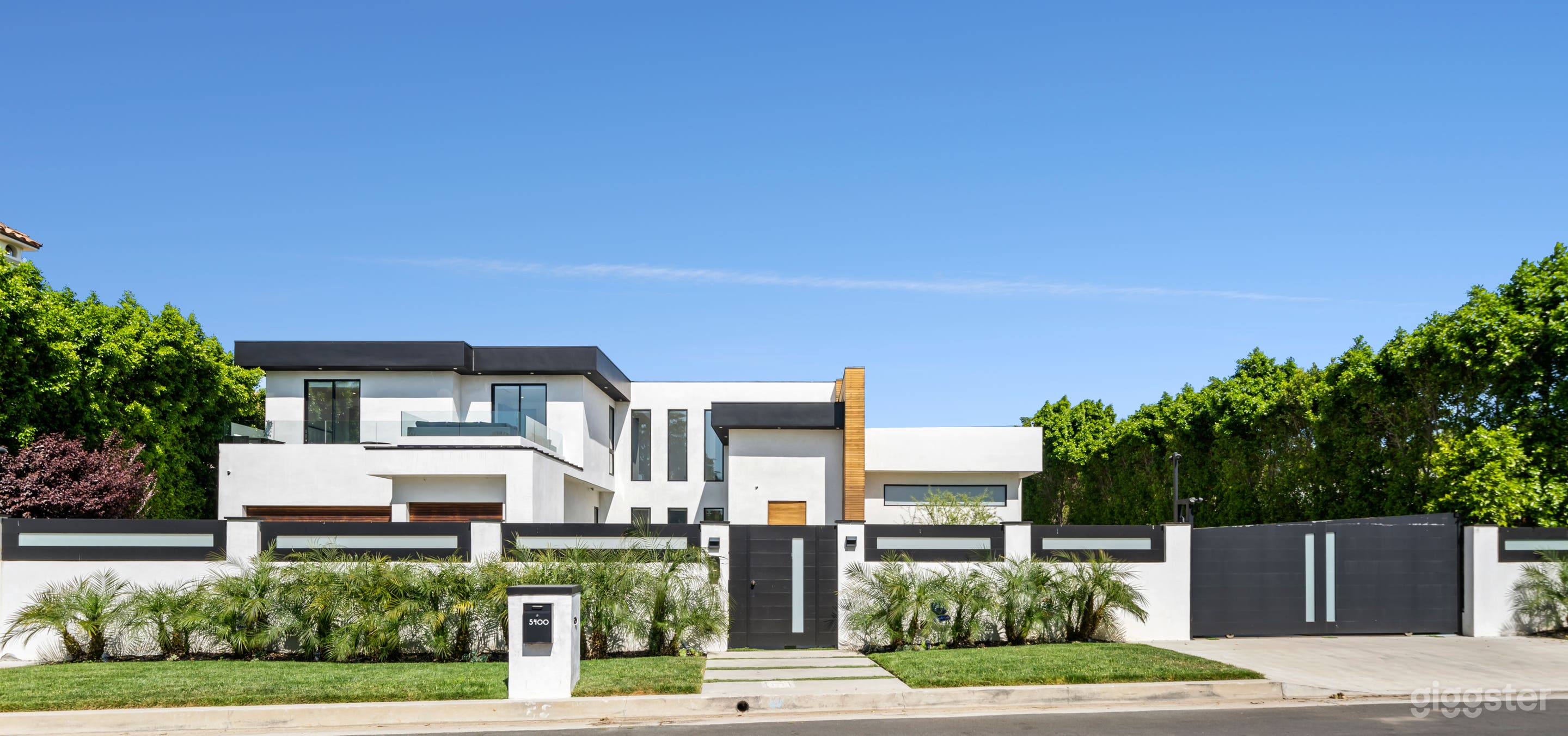 EXQUISITE ENCINO HAVEN: A MODERN MARVEL HOME Photo 2