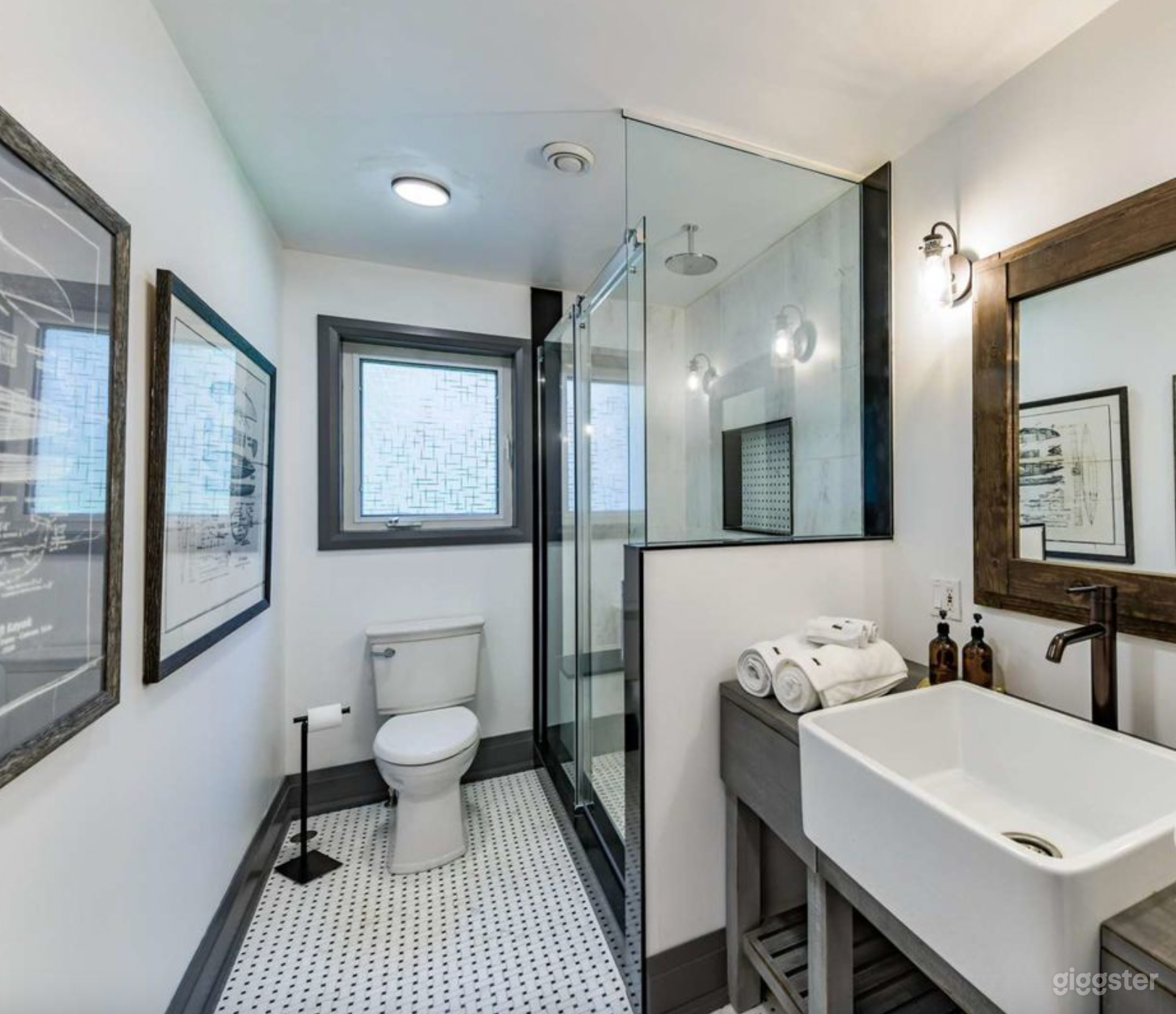 Beautifully Renovated Cottage  Photo 3