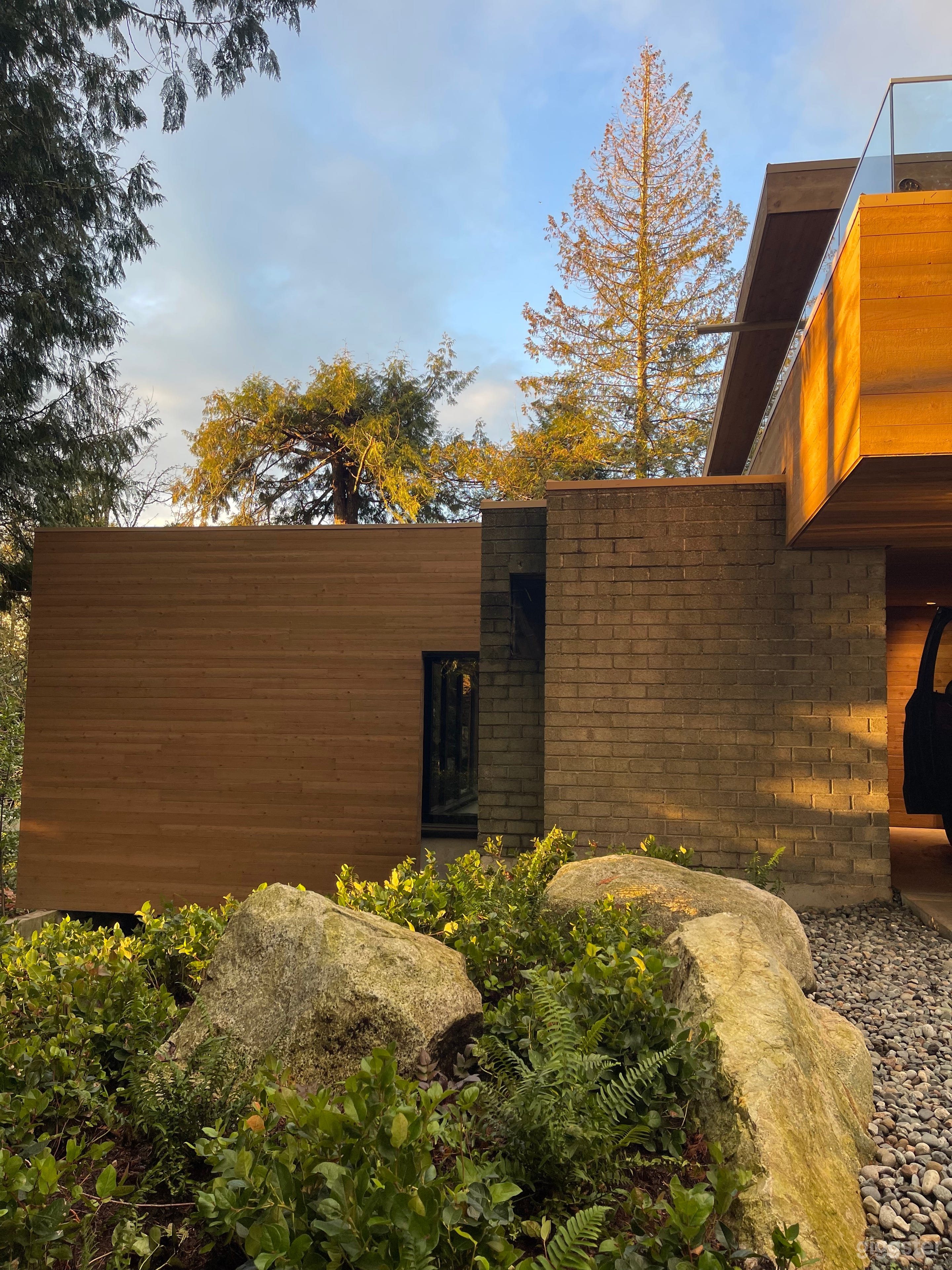 Fells House an updated mid-century modern set in the trees Photo 3