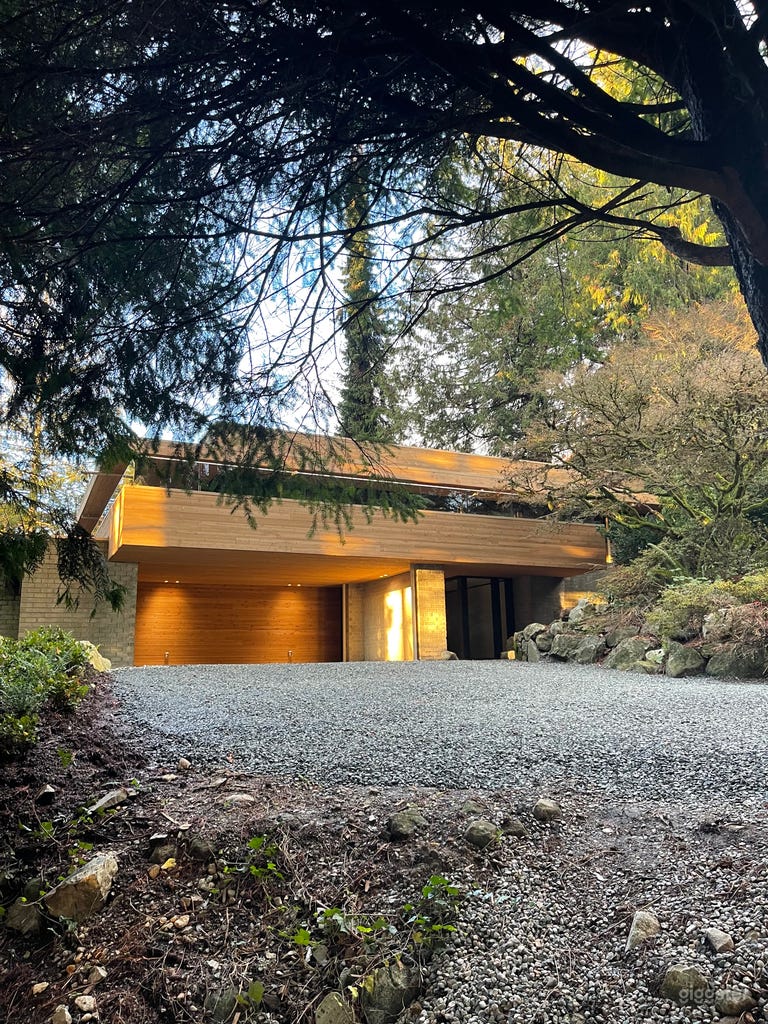  Fells House, une maison moderniste du milieu du siècle mise à jour, nichée dans les arbres 
