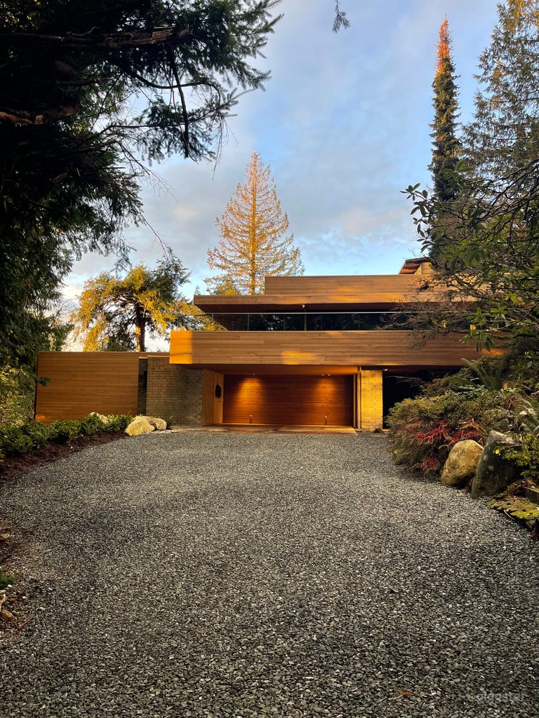  Fells House, une maison moderniste du milieu du siècle mise à jour, nichée dans les arbres 