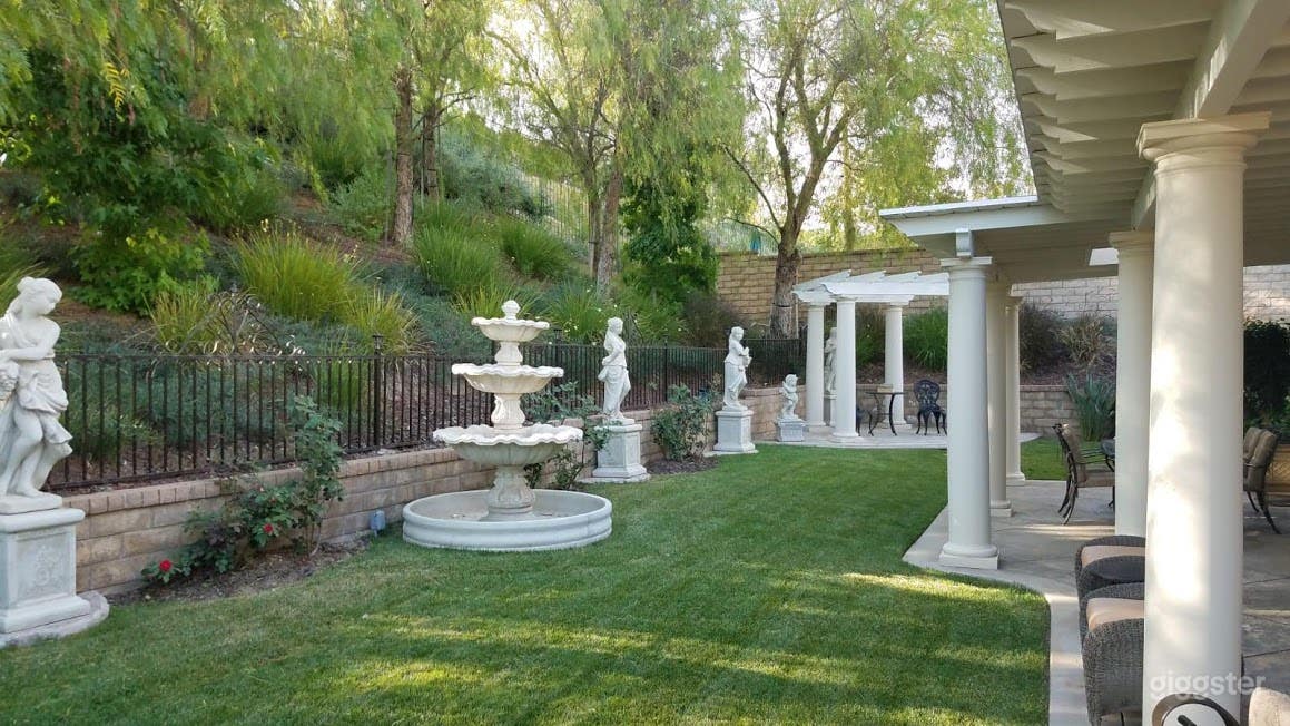 European/Mediterranean style house with Statues Photo 1