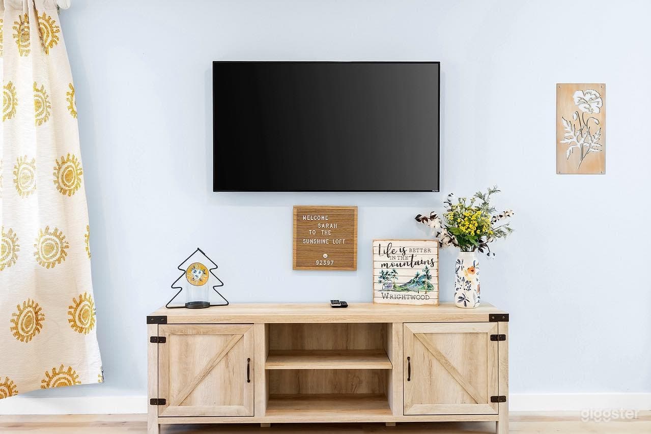 Beautiful Mountain Views - Bright Outdoor Deck Photo 2