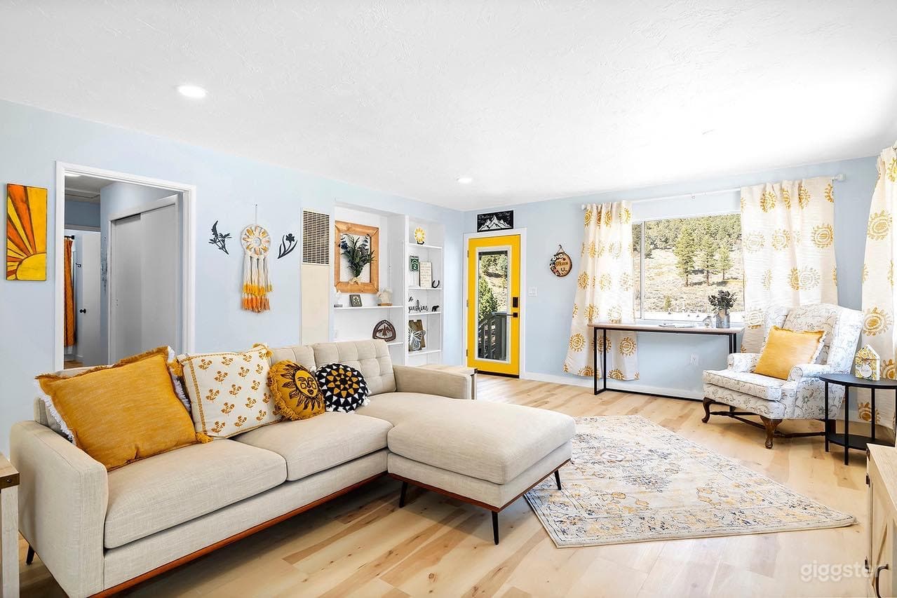 Beautiful Mountain Views - Bright Outdoor Deck Photo 1