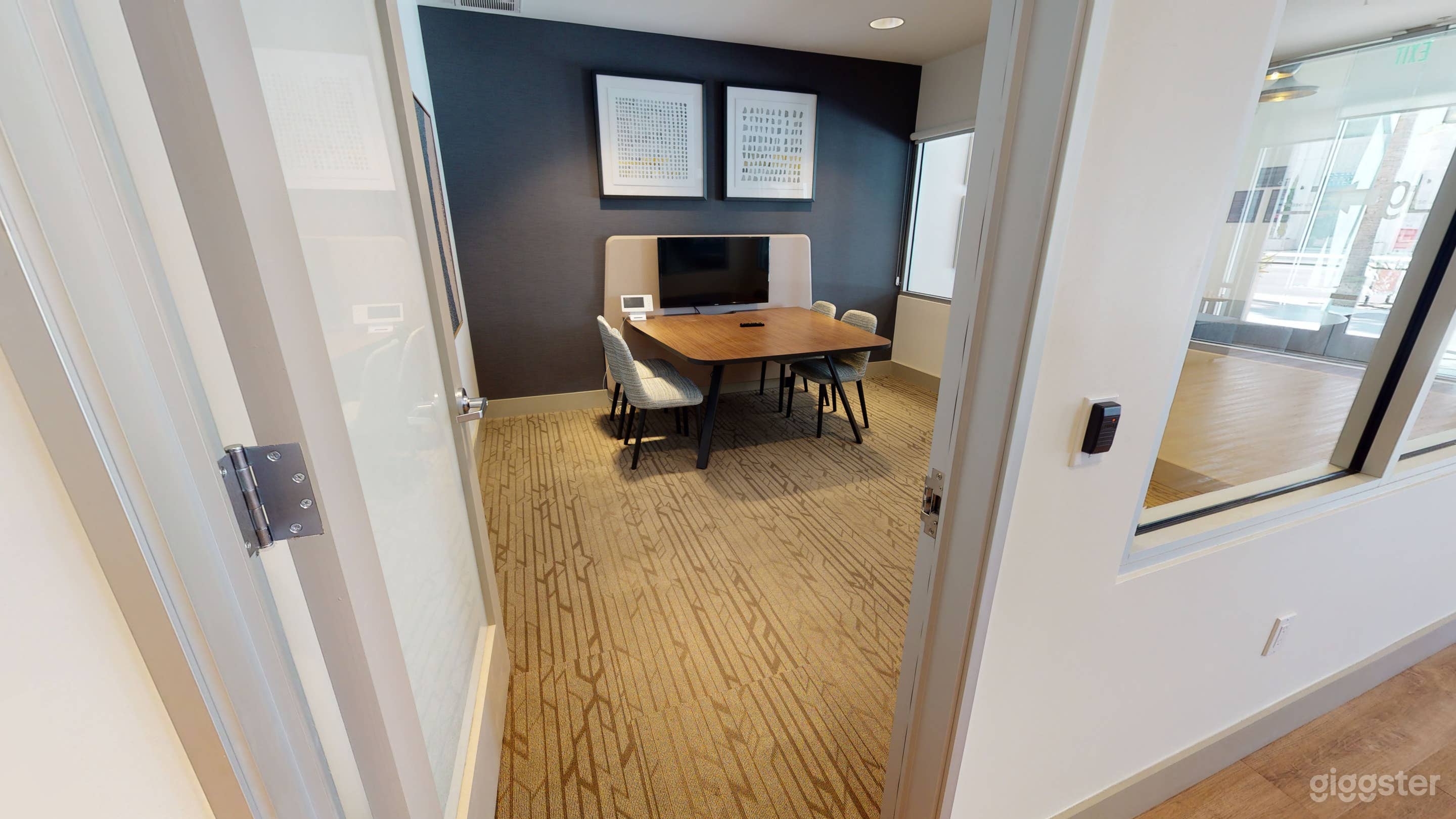 Intimate Meeting Space in a Well-equipped Conference Room Photo 3