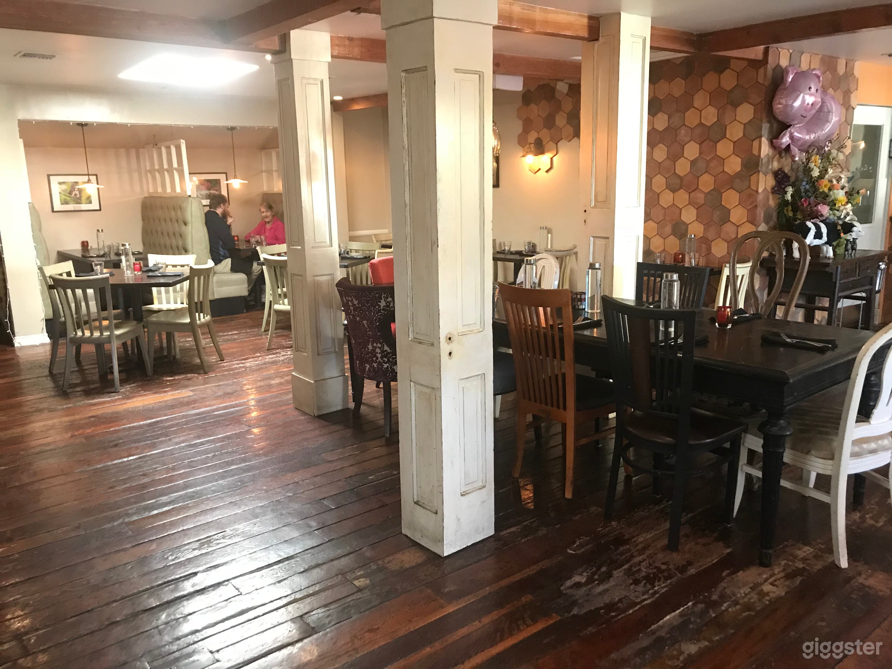 Stunning Restaurant 3 Patios 1 block Universal Photo 4