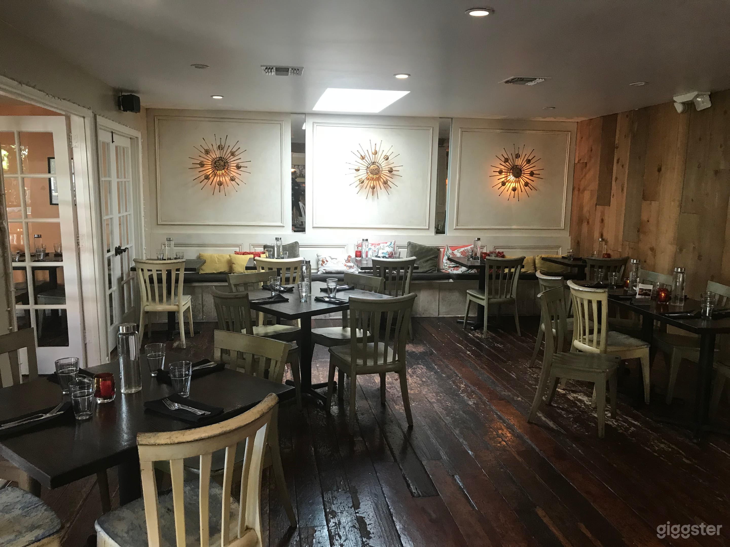 Stunning Restaurant 3 Patios 1 block Universal Photo 3