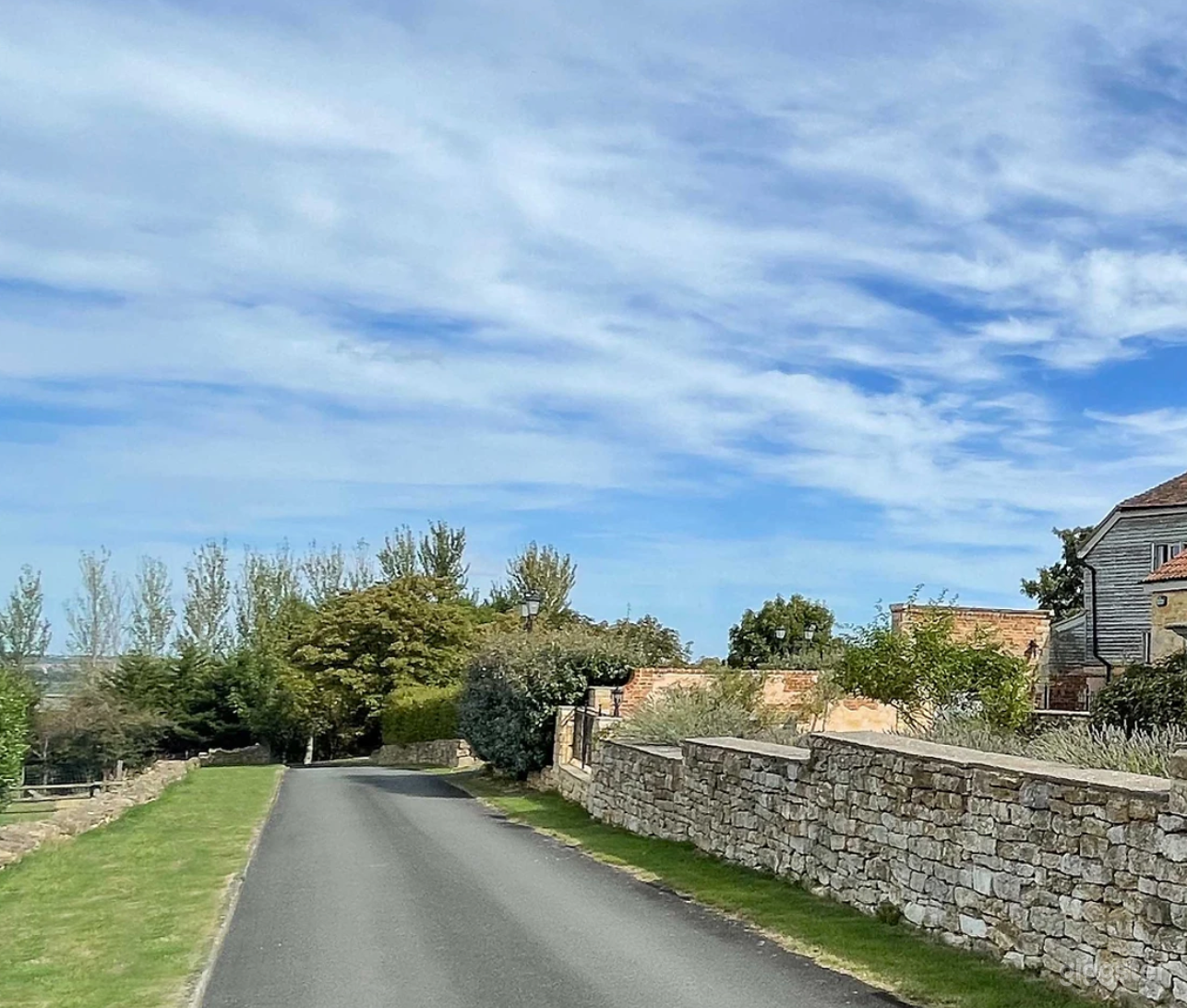 Lavender Garden and Courtyard with Cotswold Stone Photo 2