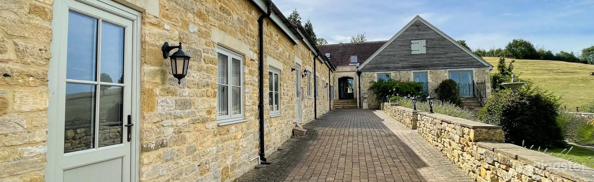 Lavender Garden and Courtyard with Cotswold Stone Photo 4