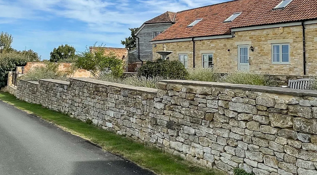 Lavender Garden and Courtyard with Cotswold Stone Photo 3