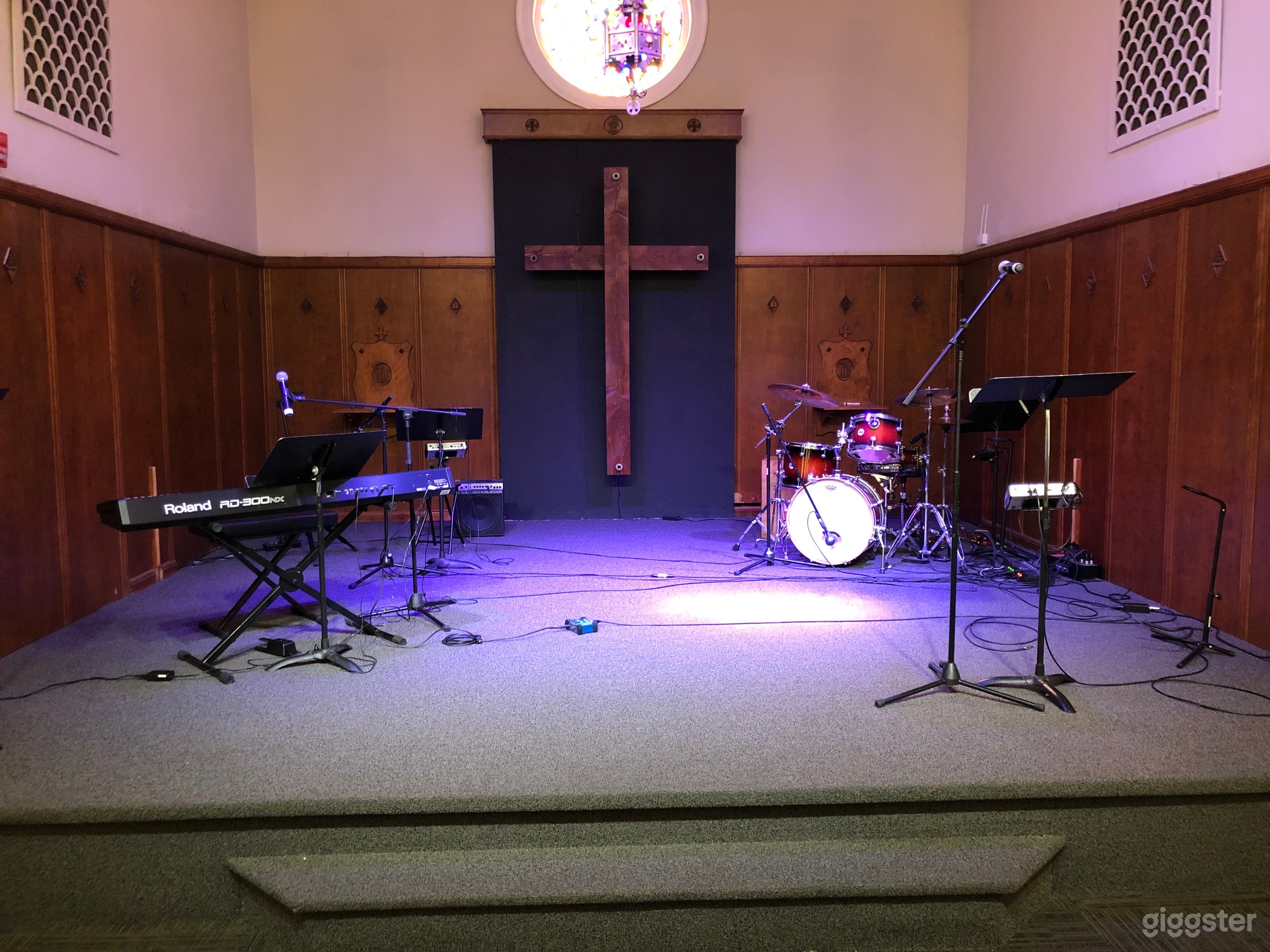 View of the stage. It can be entirely cleared off to suit your specific needs.