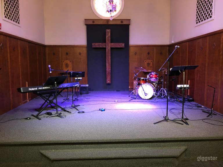  View of the stage. It can be entirely cleared off to suit your specific needs. 