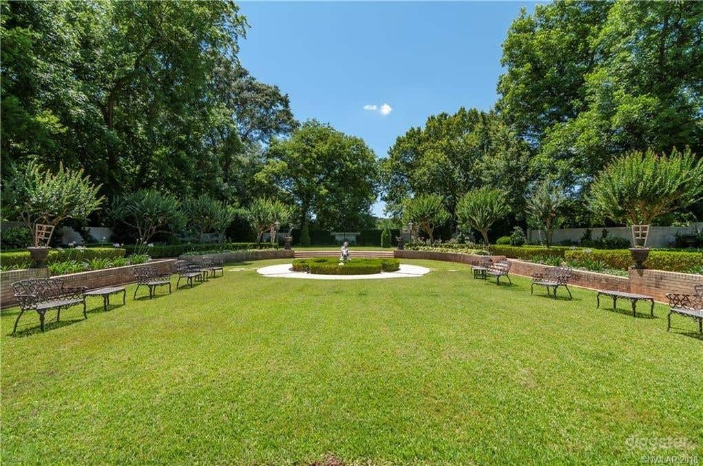 Captivating Home with Pool and Garden Photo 2