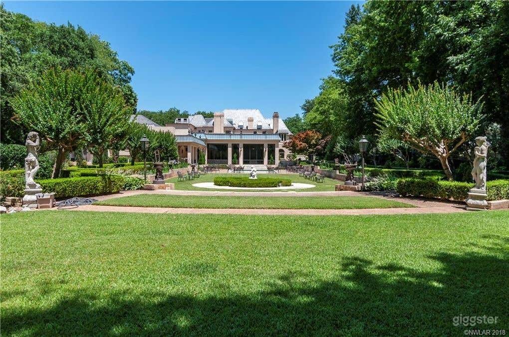 Captivating Home with Pool and Garden Photo 1