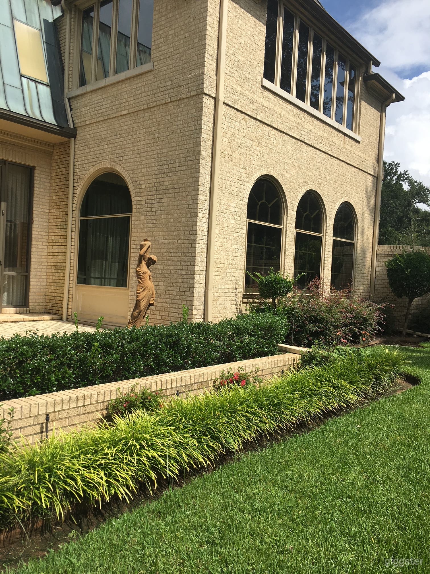 Captivating Home with Pool and Garden Photo 3