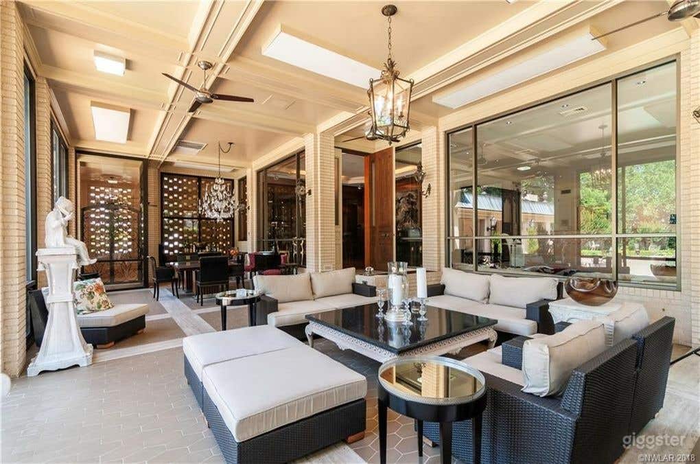 Captivating Home with Pool and Garden Photo 4