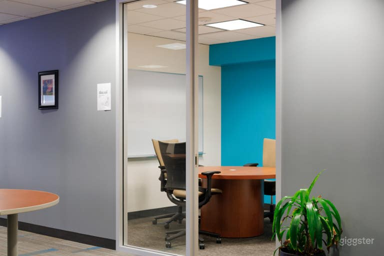  Banana: 4-Person Focused Conference Room 