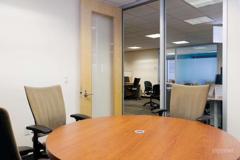  Banana: 4-Person Focused Conference Room 