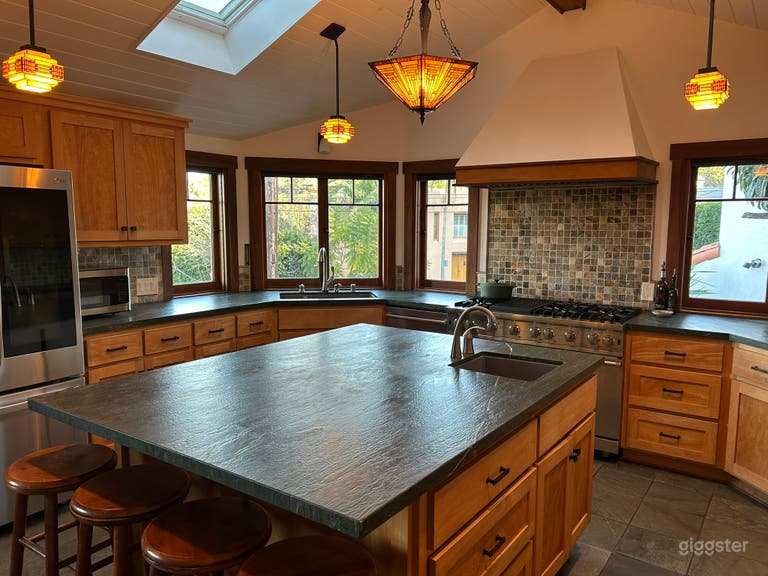  Casa Craftsman luminosa con cocina espaciosa | Sherman Oaks 