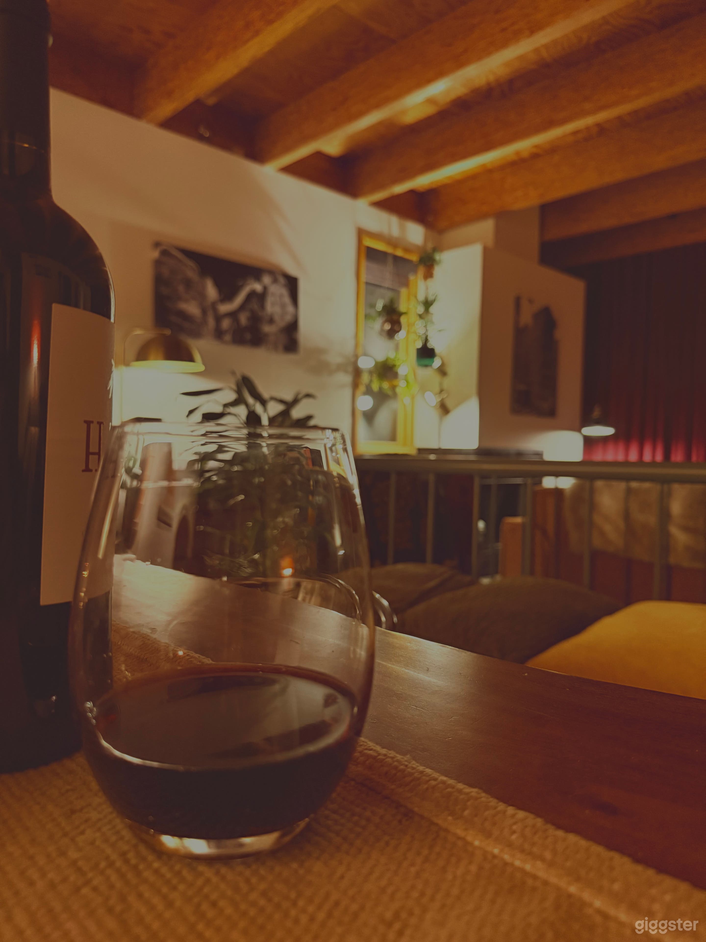 Premium Mid-Century-Modern &amp; Western Loft Space Photo 2