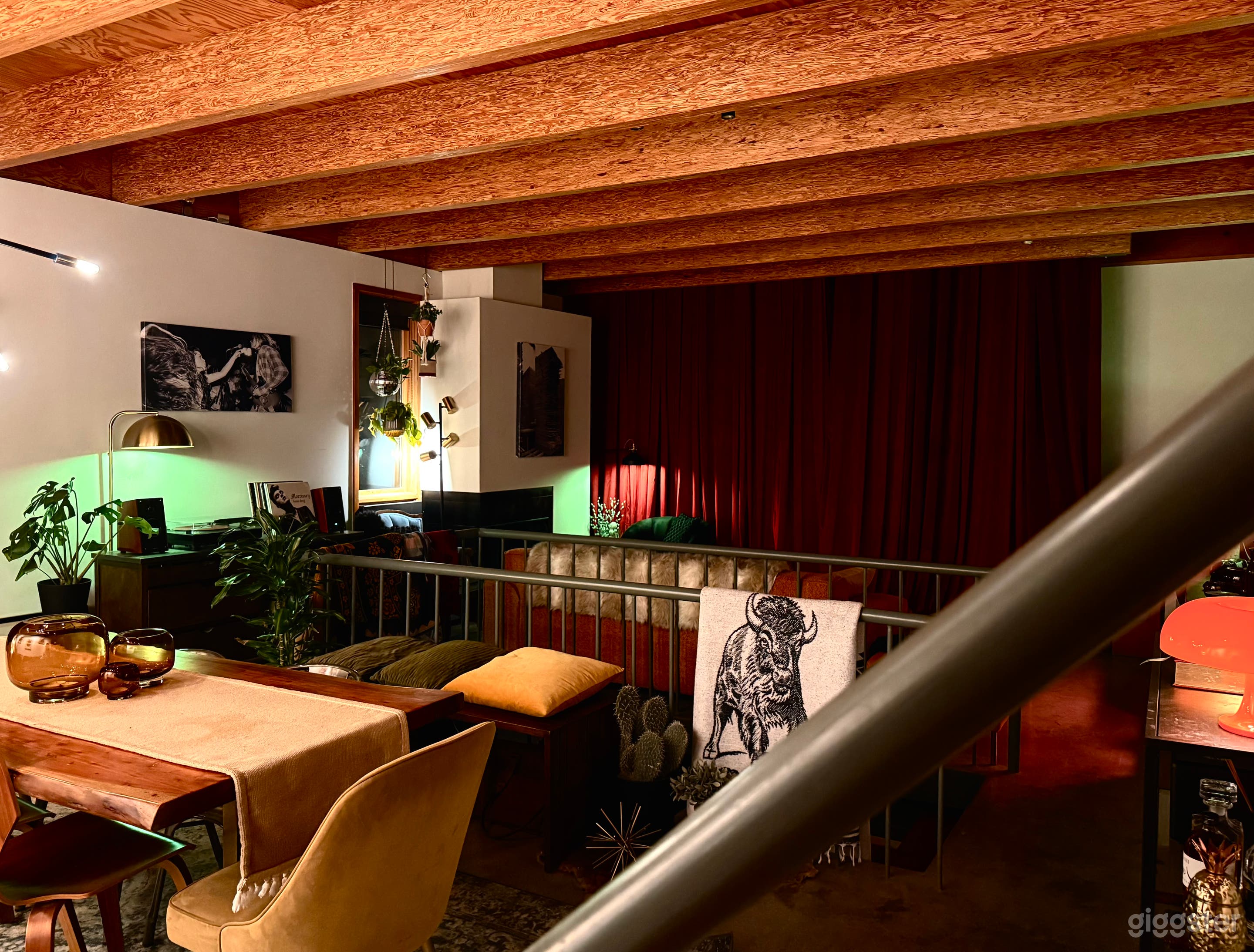 Premium Mid-Century-Modern &amp; Western Loft Space Photo 1