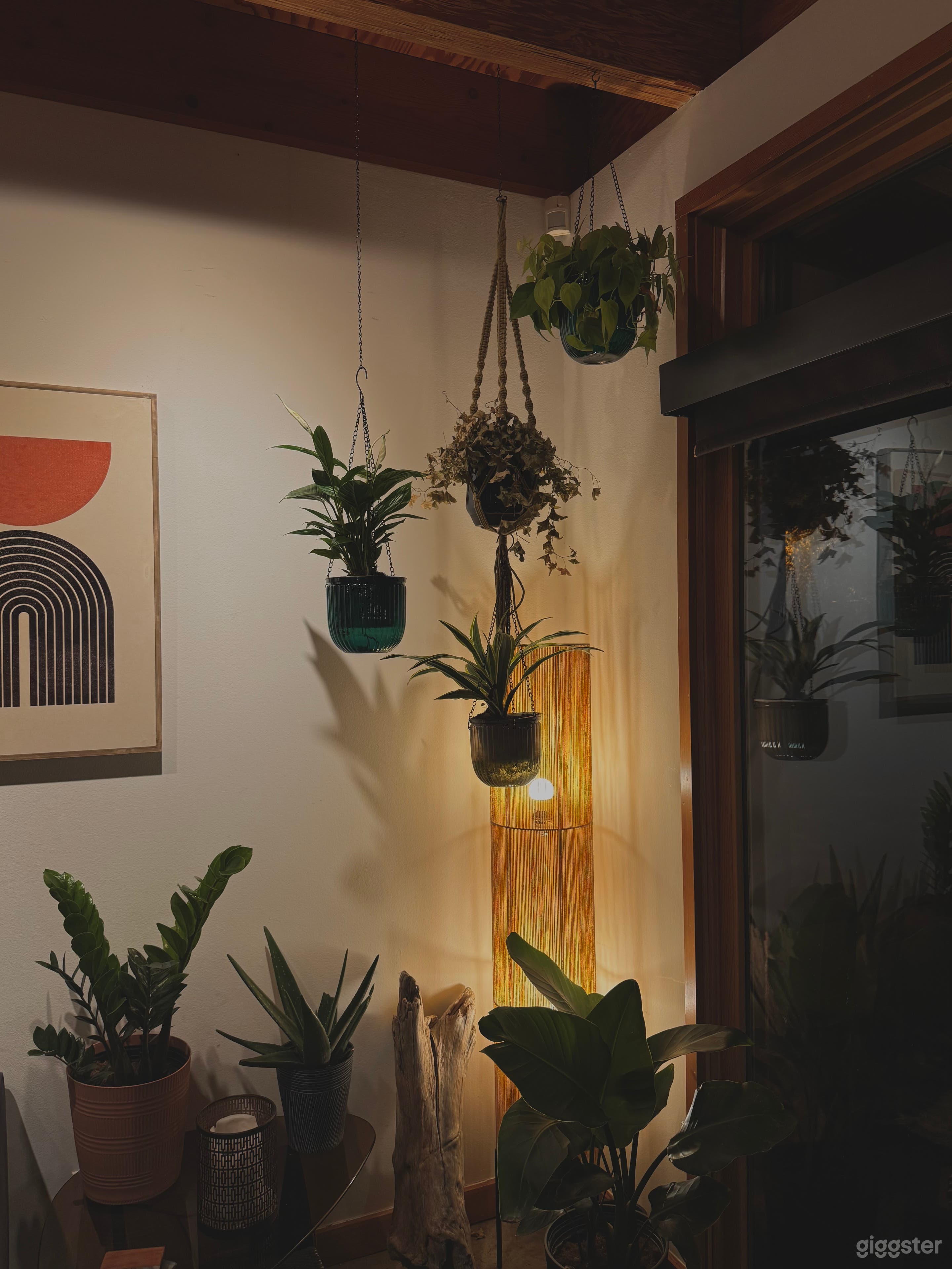 Premium Mid-Century-Modern &amp; Western Loft Space Photo 3