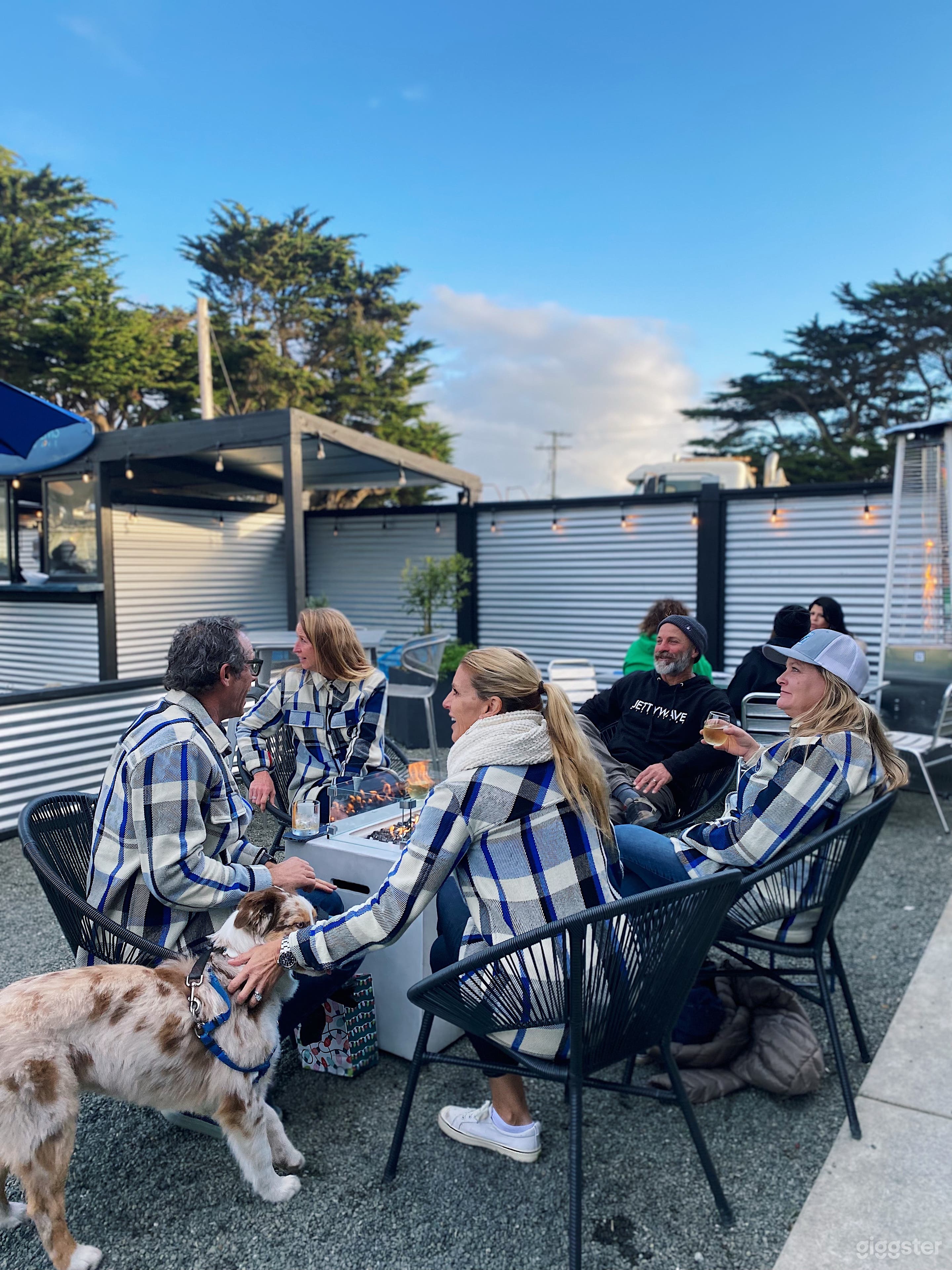 Outdoor Lounge w/ Relaxing &amp; Chic Ambiance Photo 3