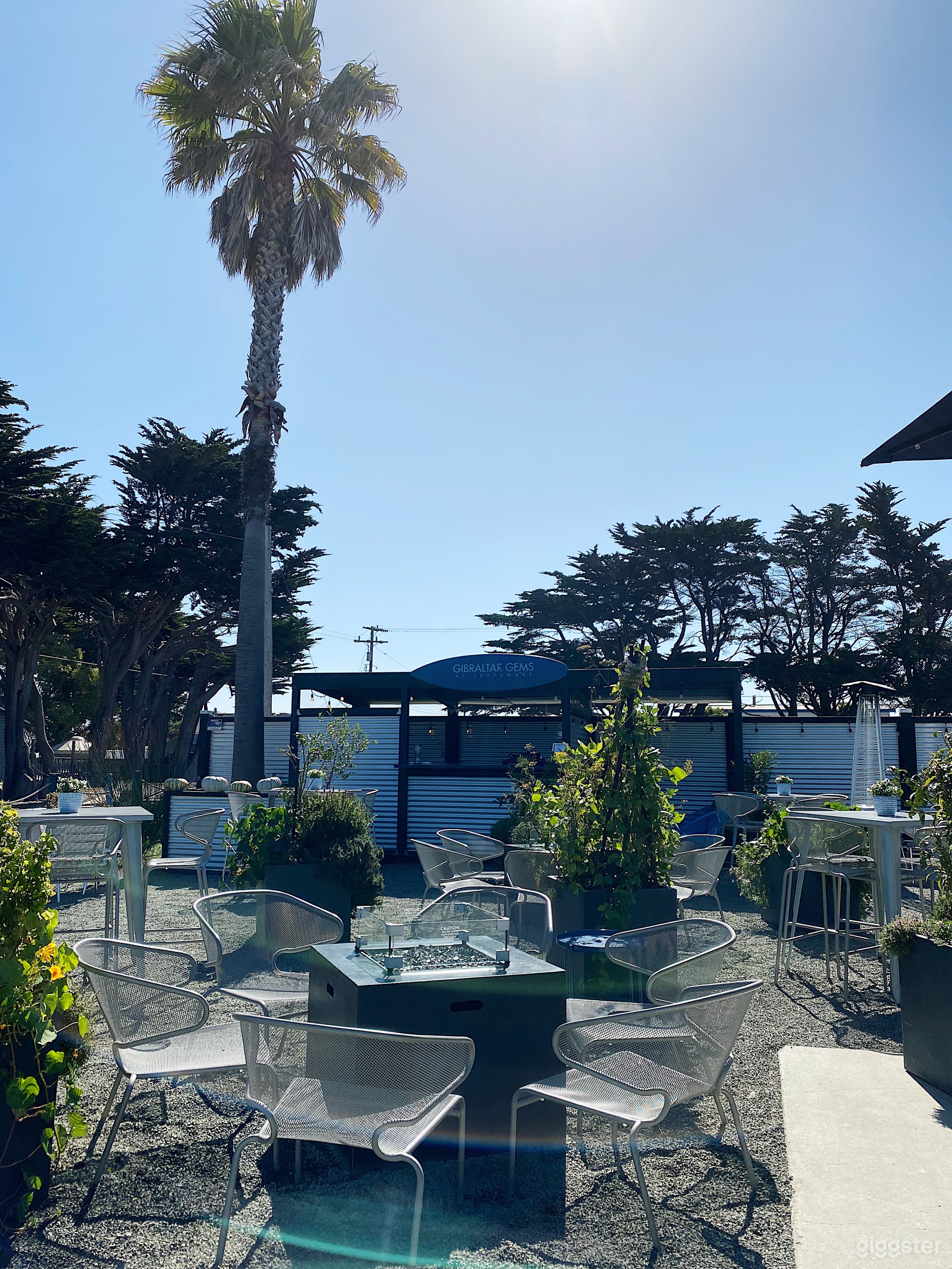 Outdoor Lounge w/ Relaxing &amp; Chic Ambiance Photo 2