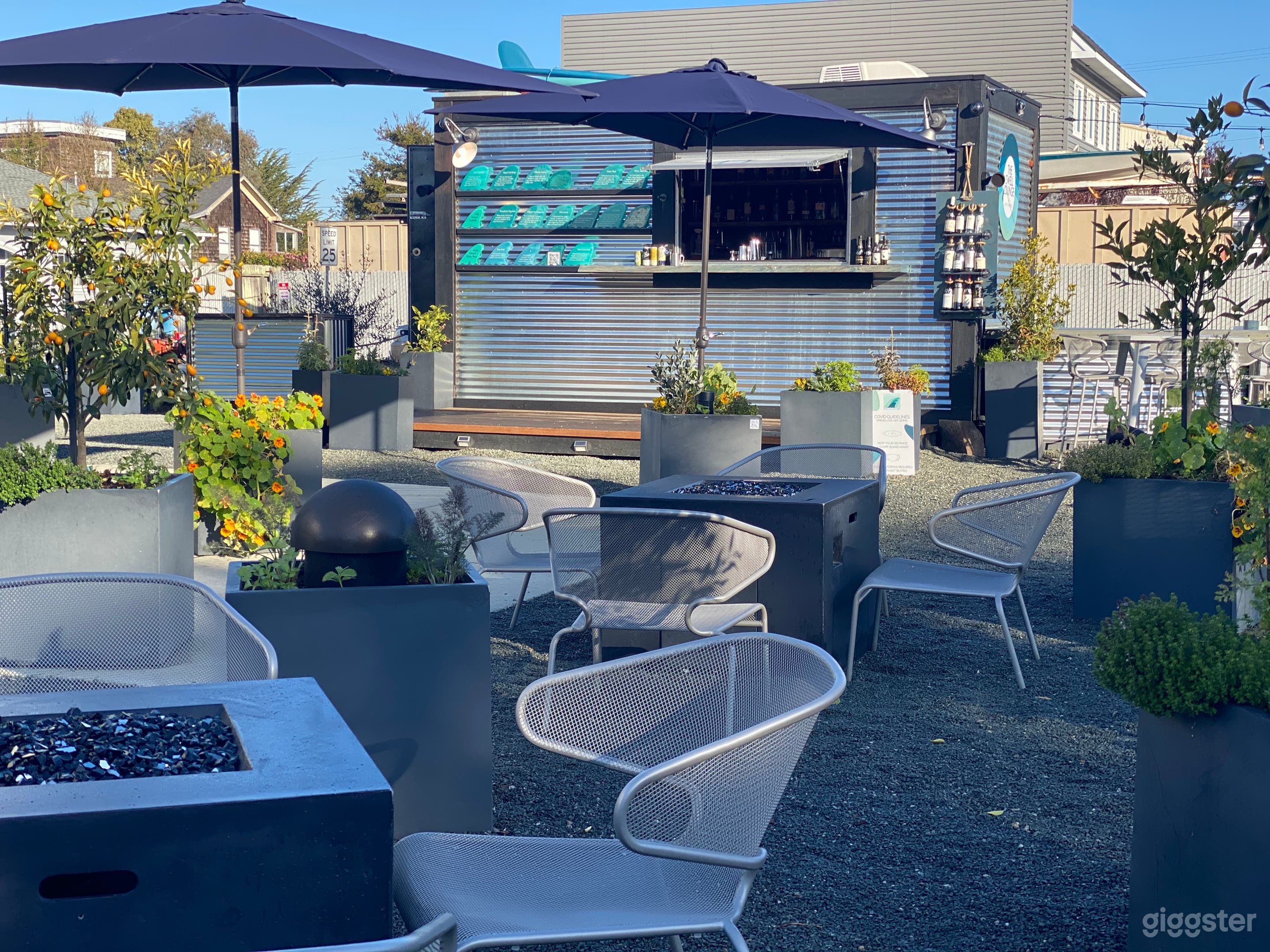 Outdoor Lounge w/ Relaxing &amp; Chic Ambiance Photo 4