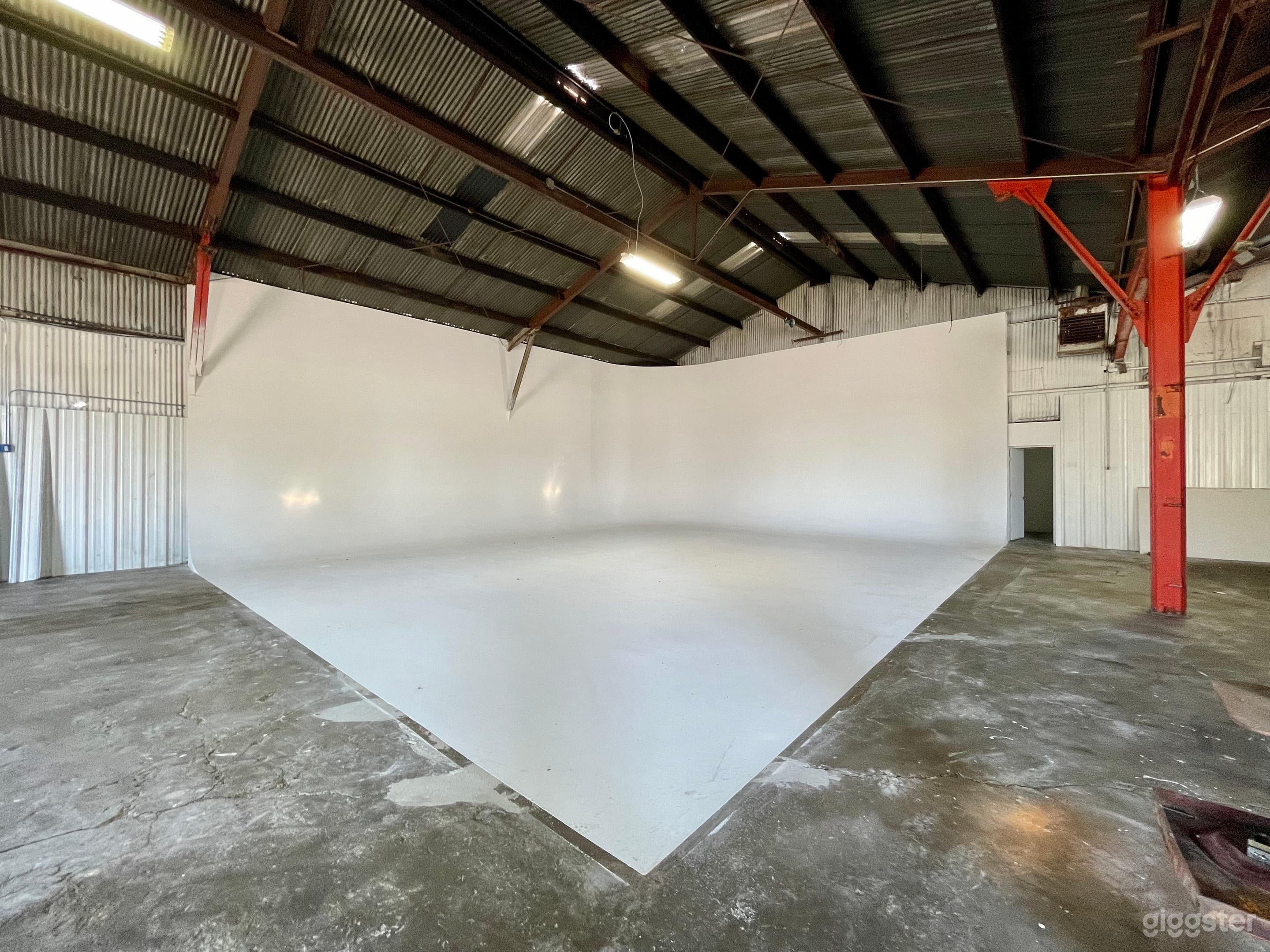 Mega Studios Corner Cyc Unit