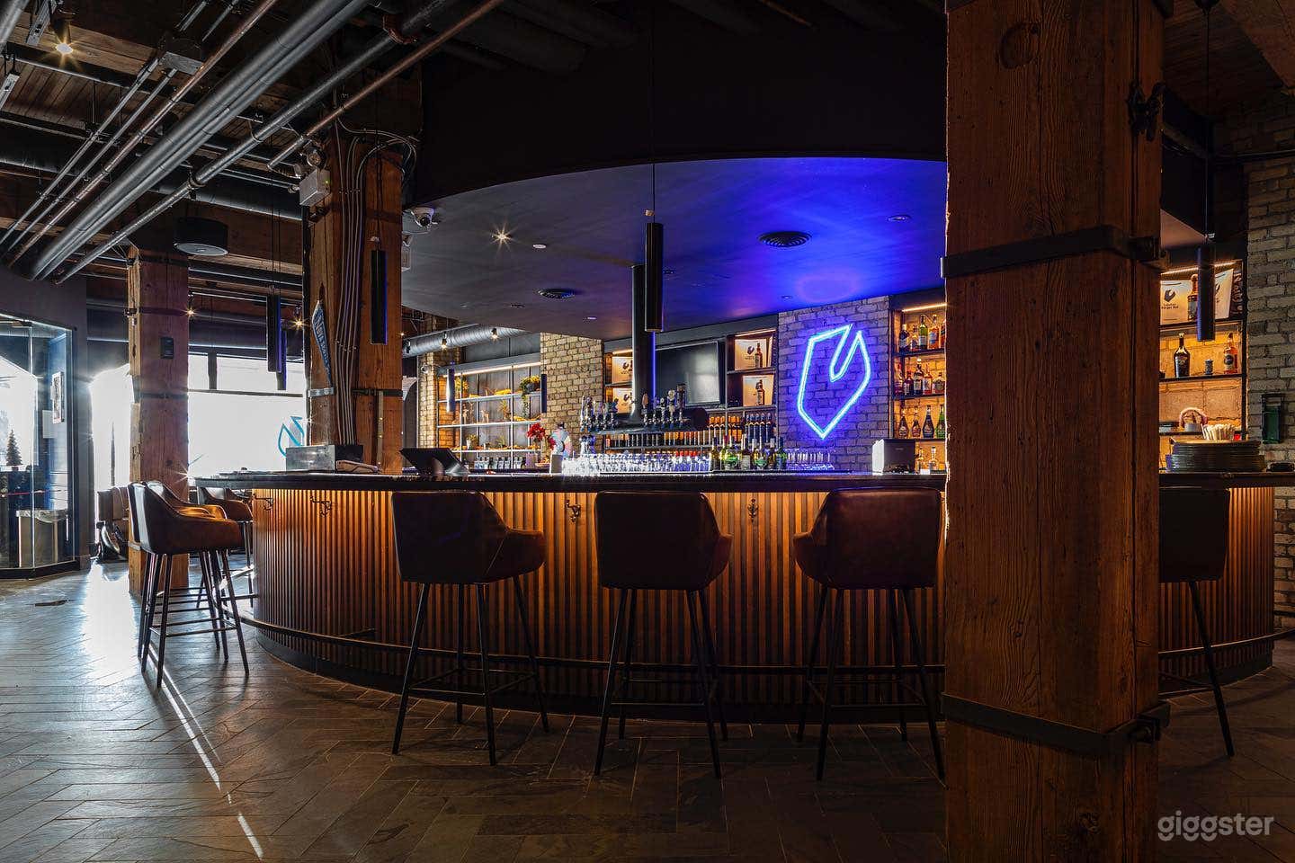 Super cool halve round bar with 2 Tv screens and a hanging from the ceiling draft tower.