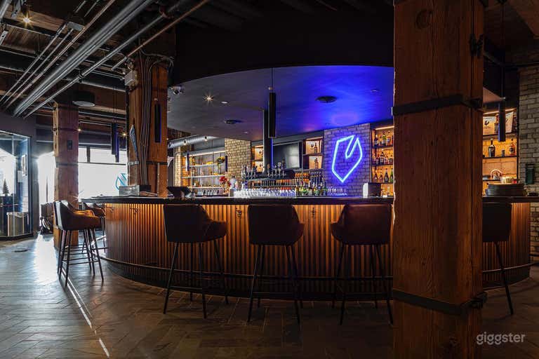  Super cool halve round bar with 2 Tv screens and a hanging from the ceiling draft tower. 